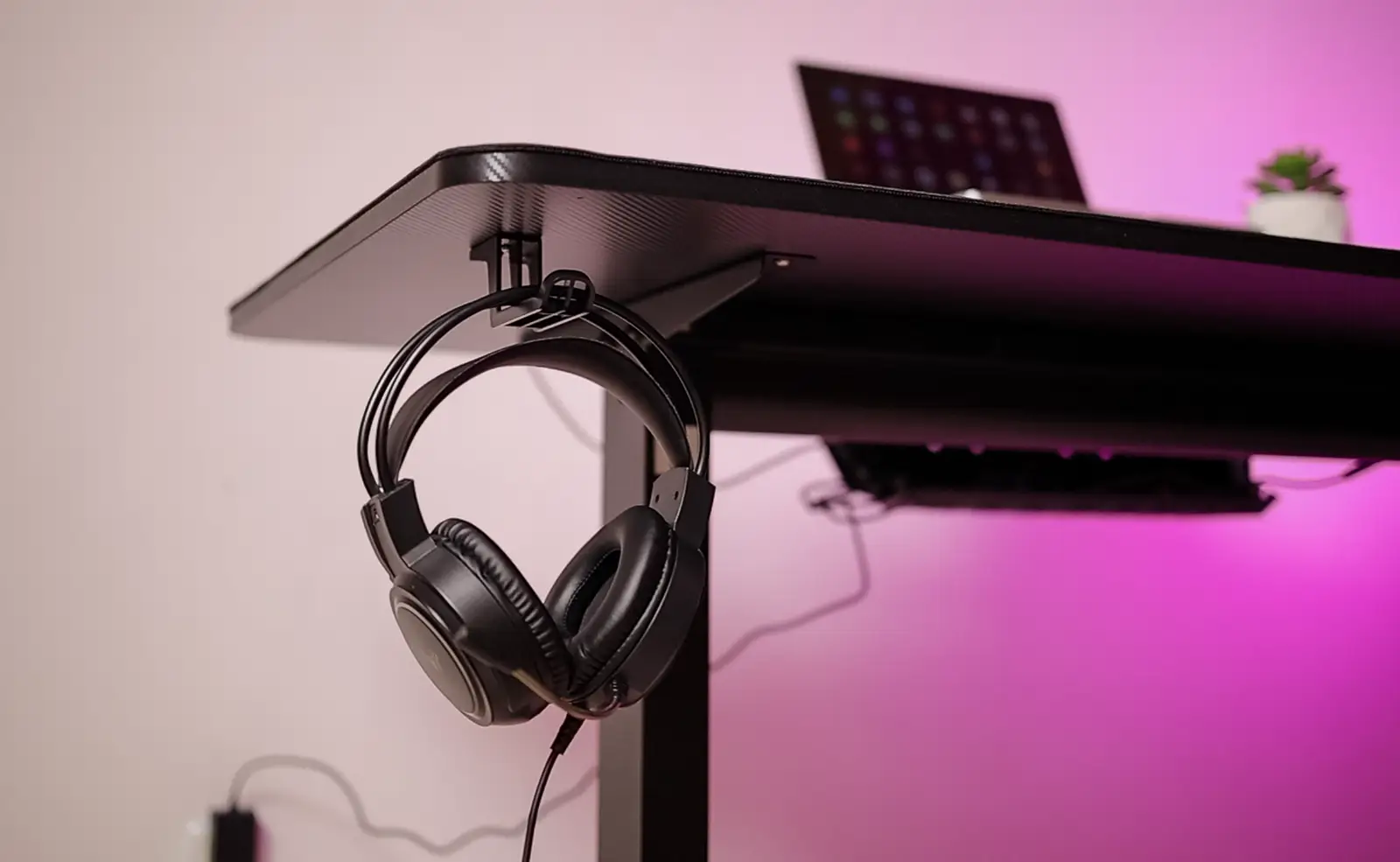 Cougar E-Star 140: an affordable electric gaming desk with thoughtful ergonomics