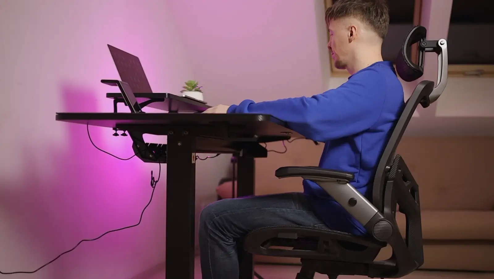 Cougar E-Star 140: an affordable electric gaming desk with thoughtful ergonomics