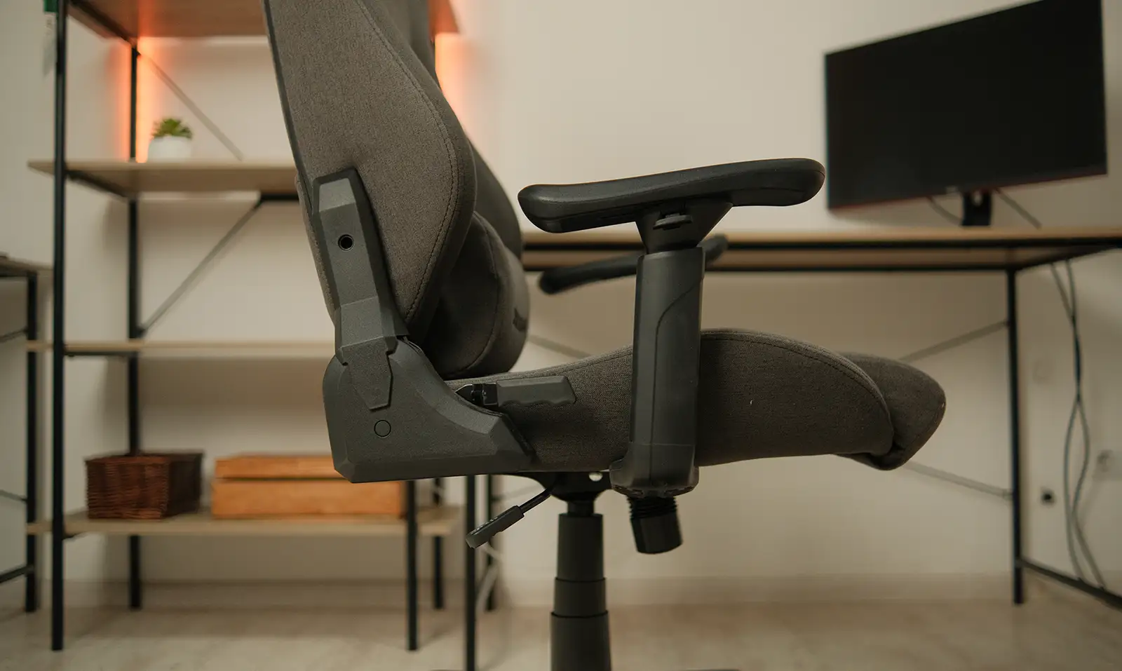 Cougar EXPLORE ROYAL GRAY F: functional and comfortable gaming chair