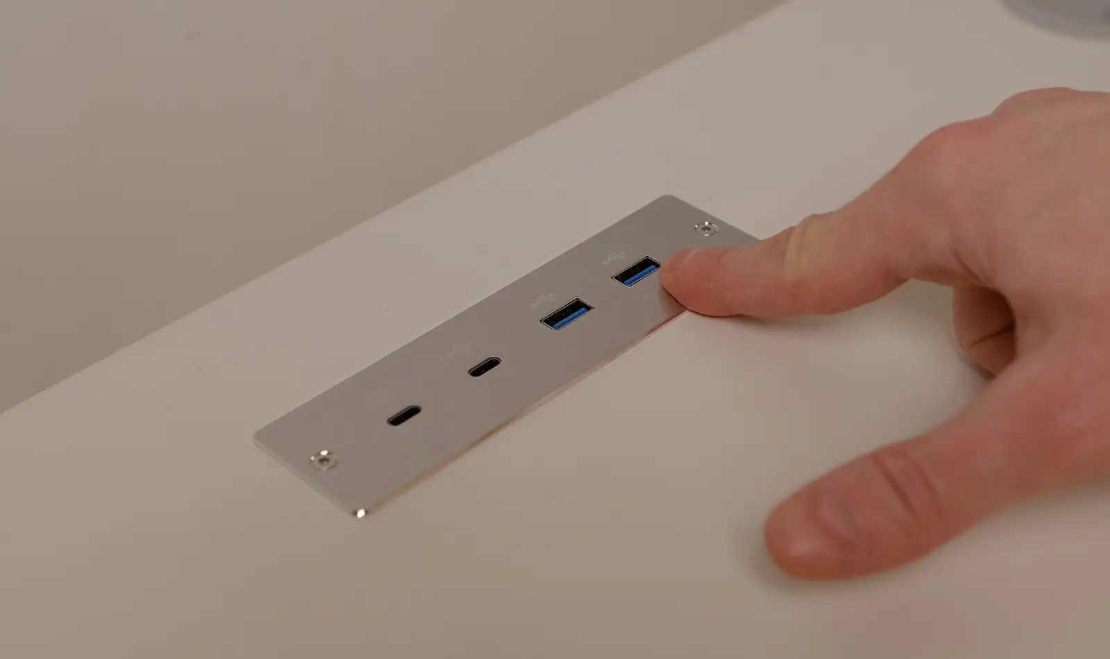 Cougar Royal 150 Elite White: преміальний електричний стіл без компромісів