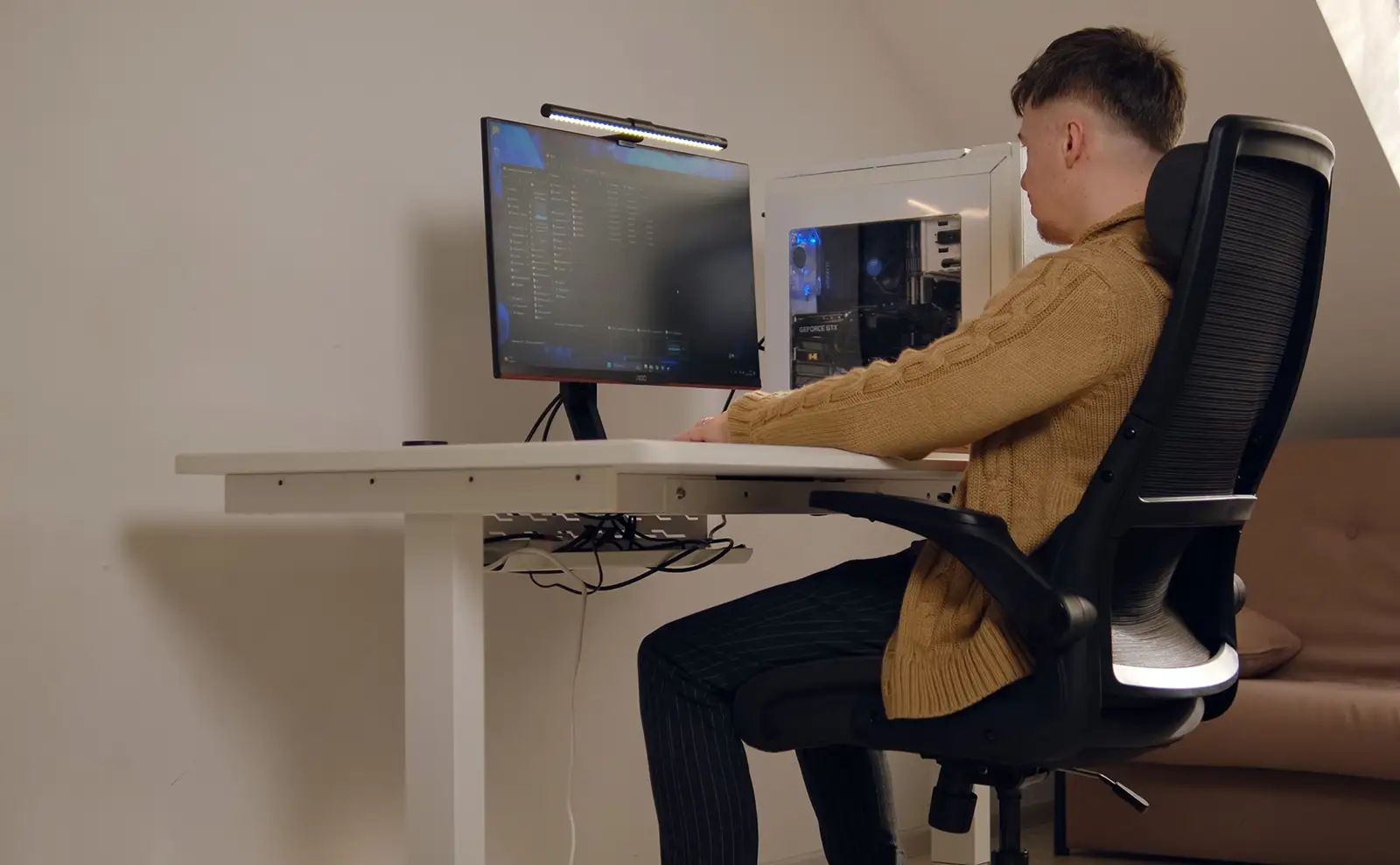 Cougar Royal 150 Elite White: преміальний електричний стіл без компромісів