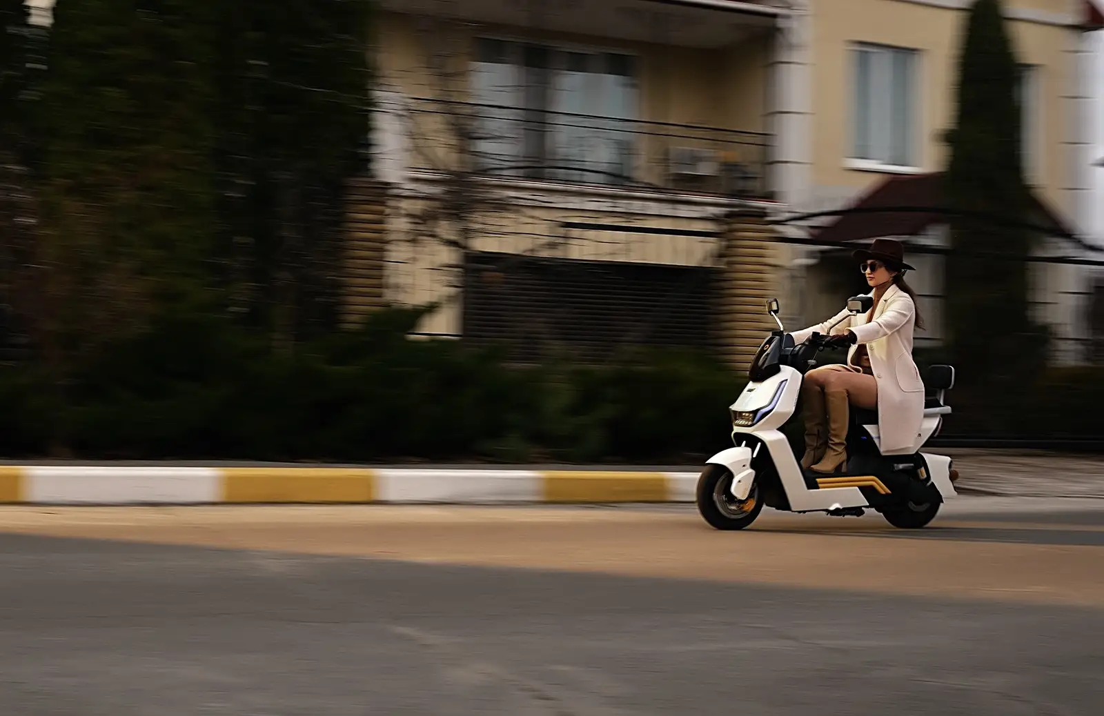 Футуризм на колесах: огляд електроскутера SUNRA DREAM 5