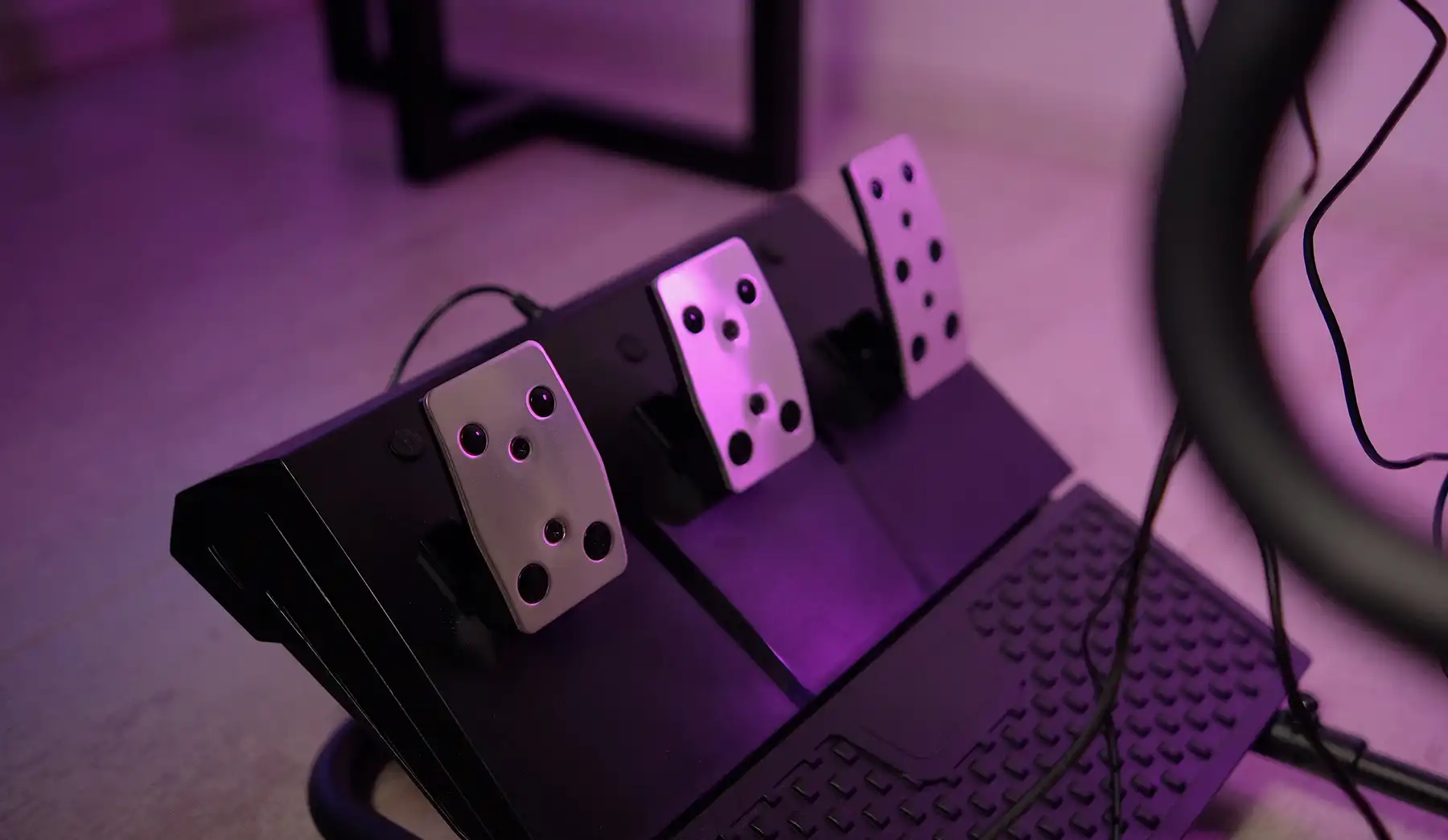 GamePro RS400 y RW070: simracing óptimo con la sensación de carreras reales