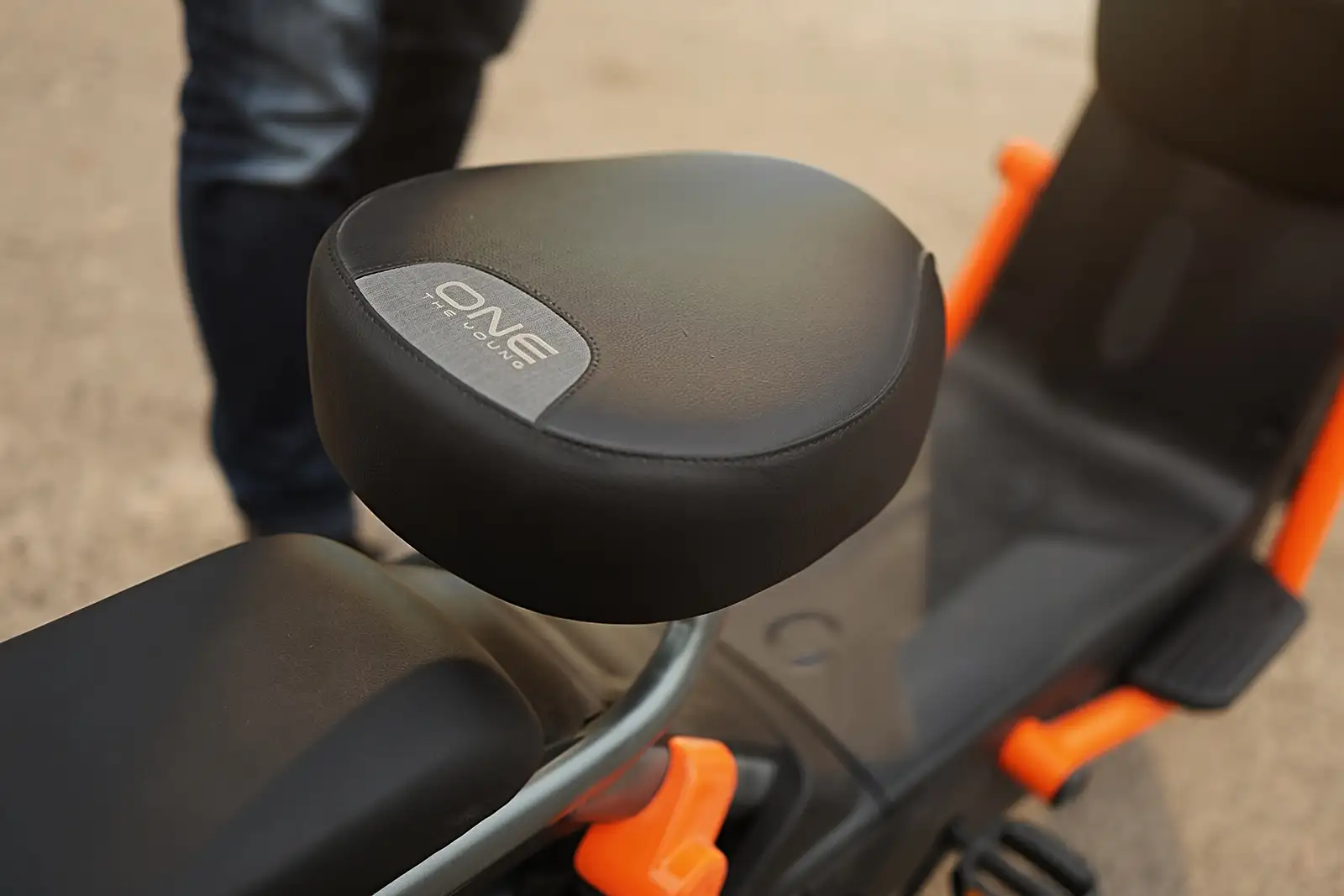 Маневреність понад усе: огляд компактного електроскутера Sunra S1