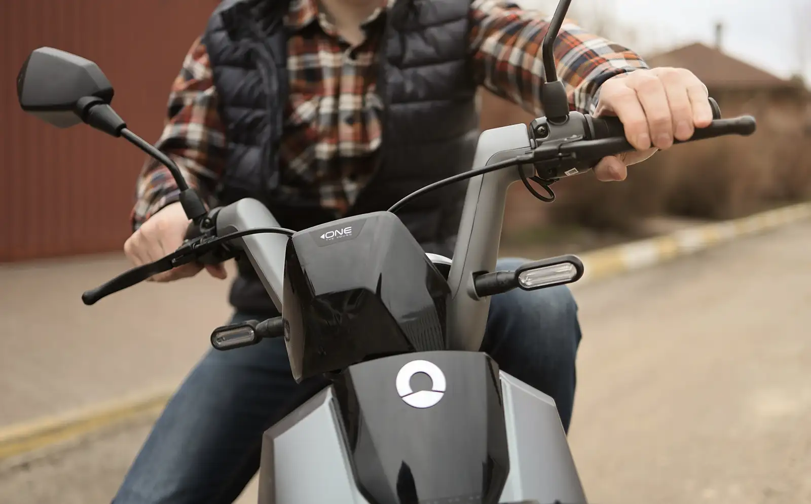 Маневреність понад усе: огляд компактного електроскутера Sunra S1