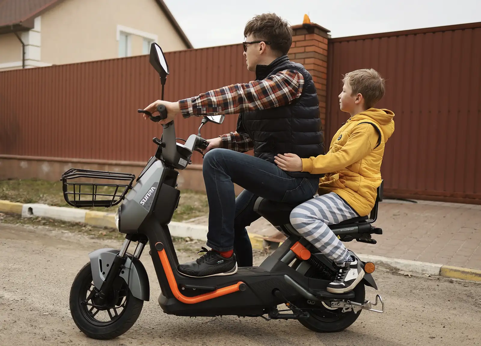 Маневреність понад усе: огляд компактного електроскутера Sunra S1