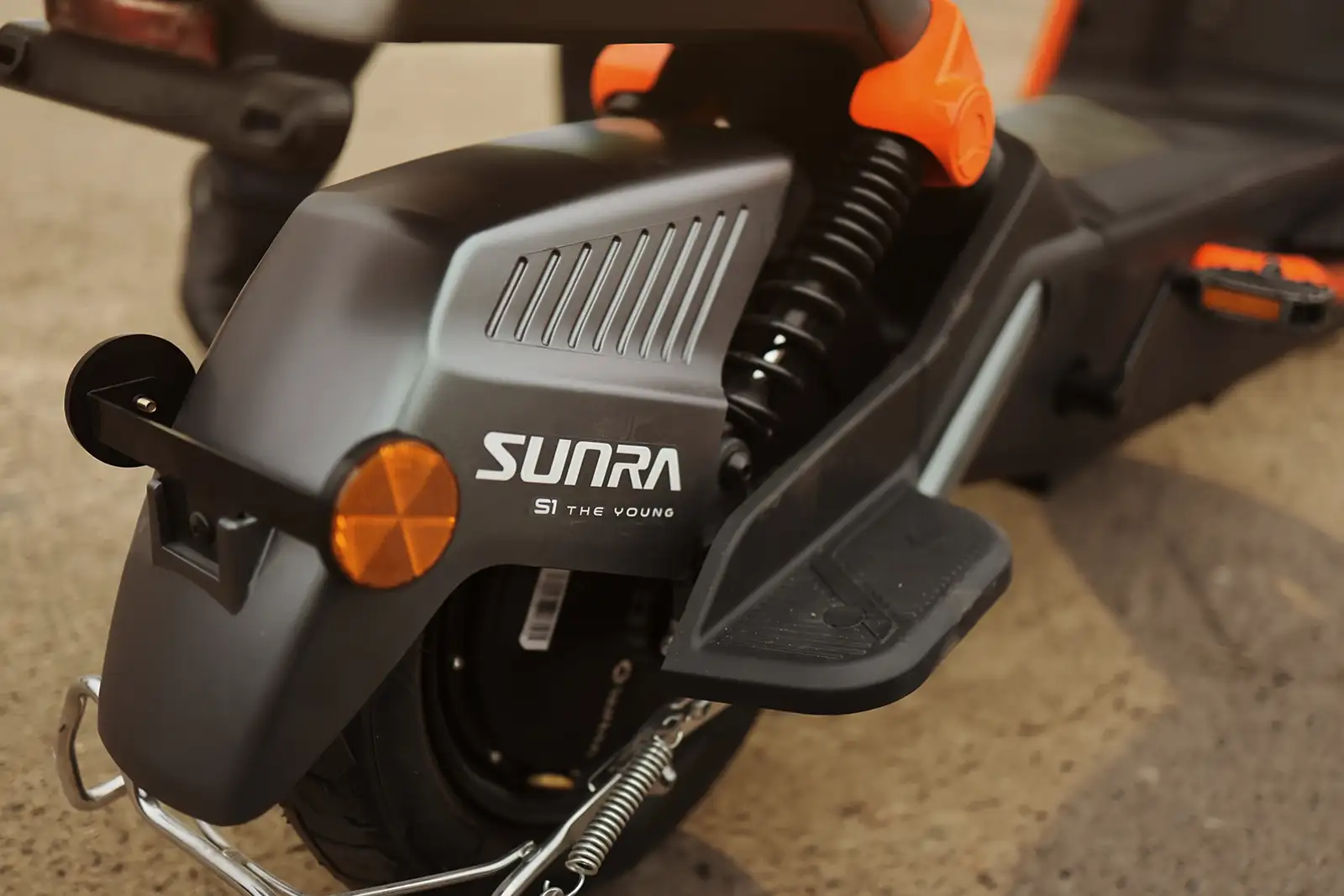 Маневреність понад усе: огляд компактного електроскутера Sunra S1