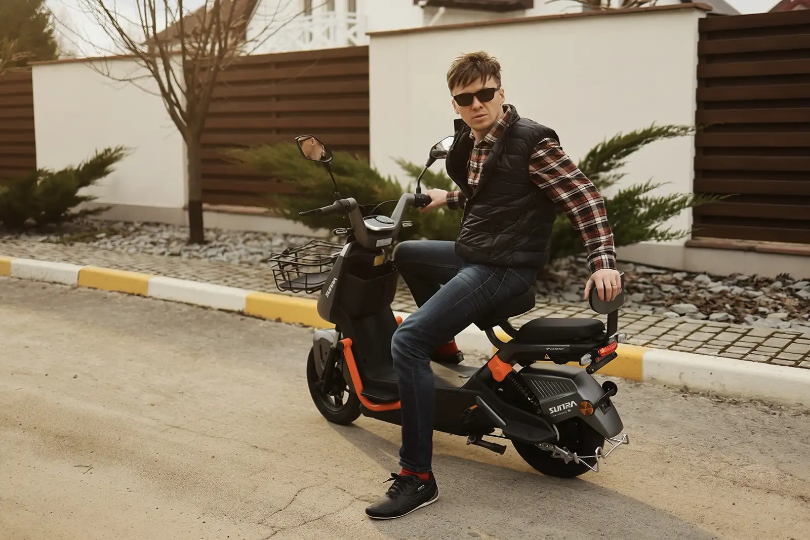 Маневреність понад усе: огляд компактного електроскутера Sunra S1
