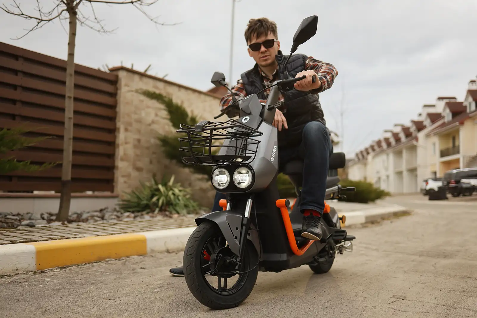 Маневреність понад усе: огляд компактного електроскутера Sunra S1