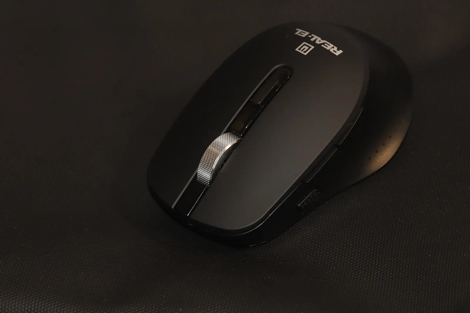 Review of the REAL-EL RM-380W mouse: symmetrical design and a quick access button to the desktop