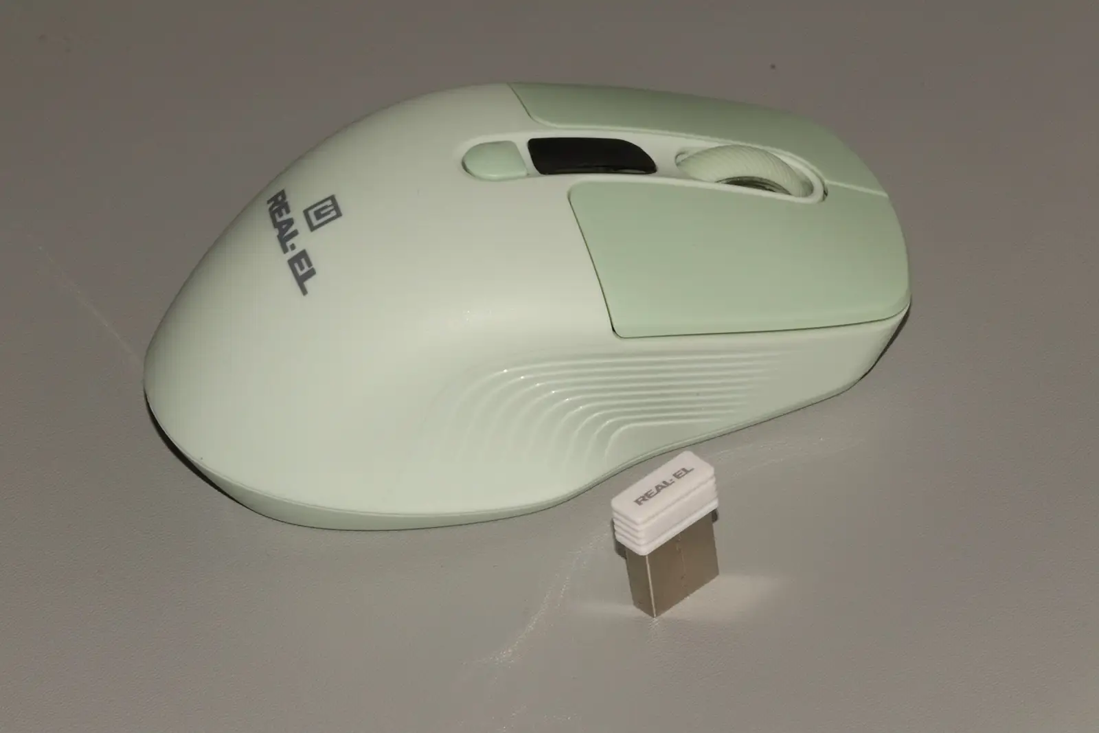 Review of REAL-EL RM-481W: Symmetrical Design, Built-in Display and Triple Connection