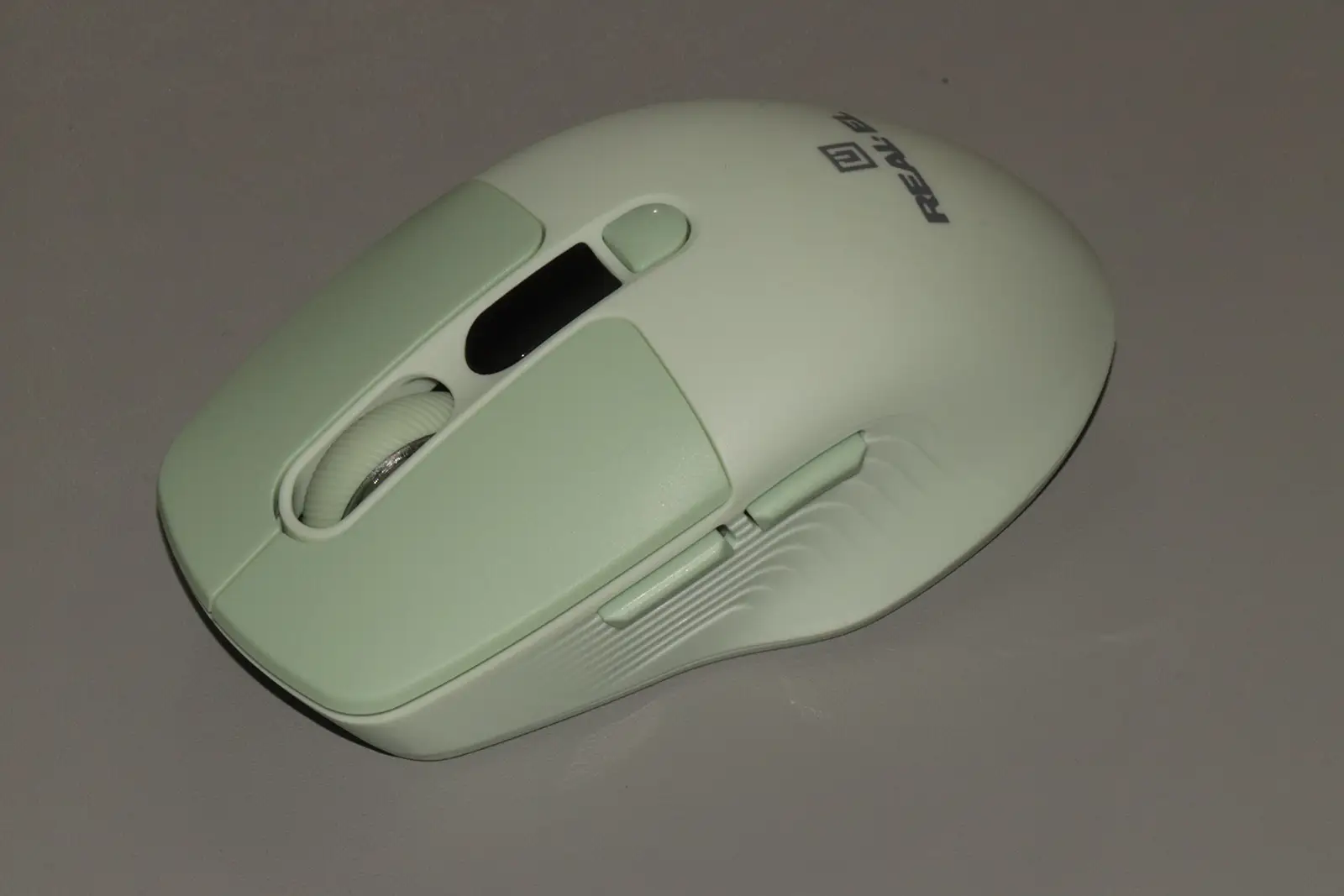 Review of REAL-EL RM-481W: Symmetrical Design, Built-in Display and Triple Connection