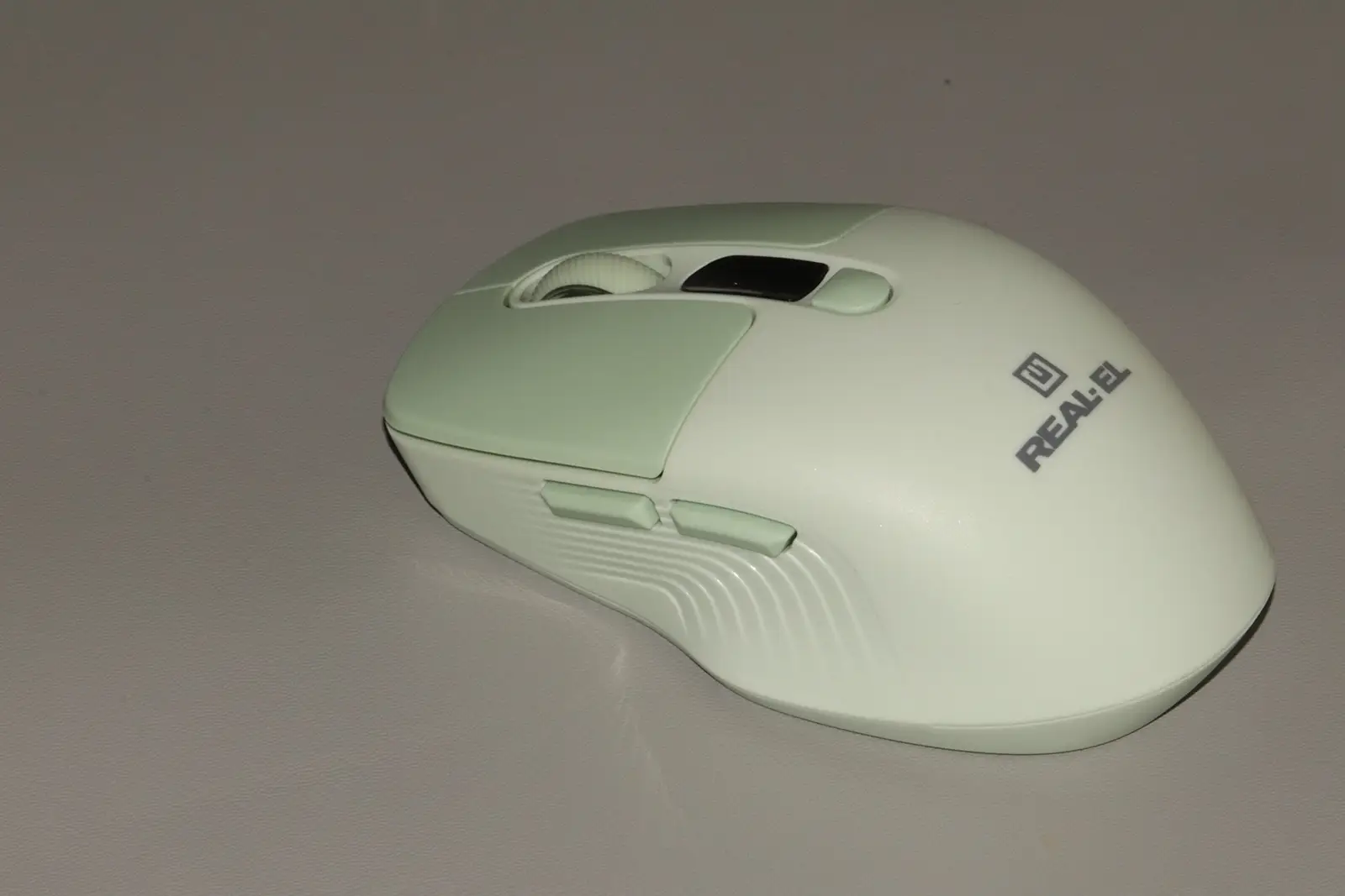 Review of REAL-EL RM-481W: Symmetrical Design, Built-in Display and Triple Connection