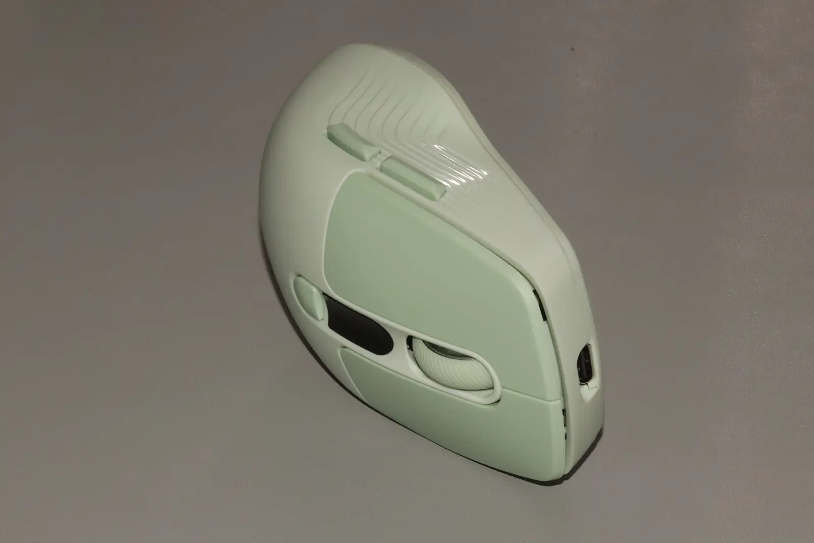 Review of REAL-EL RM-481W: Symmetrical Design, Built-in Display and Triple Connection