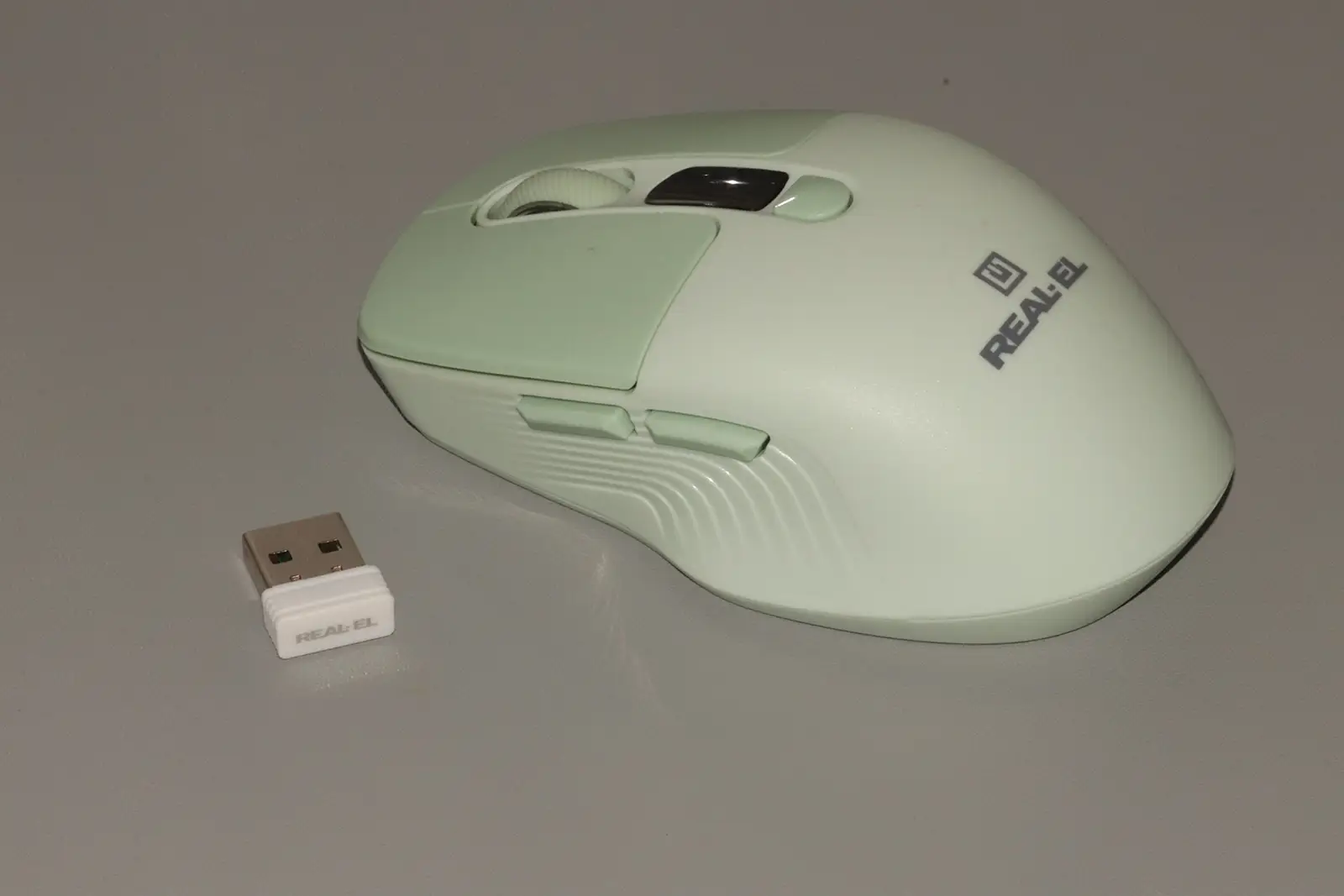 Review of REAL-EL RM-481W: Symmetrical Design, Built-in Display and Triple Connection