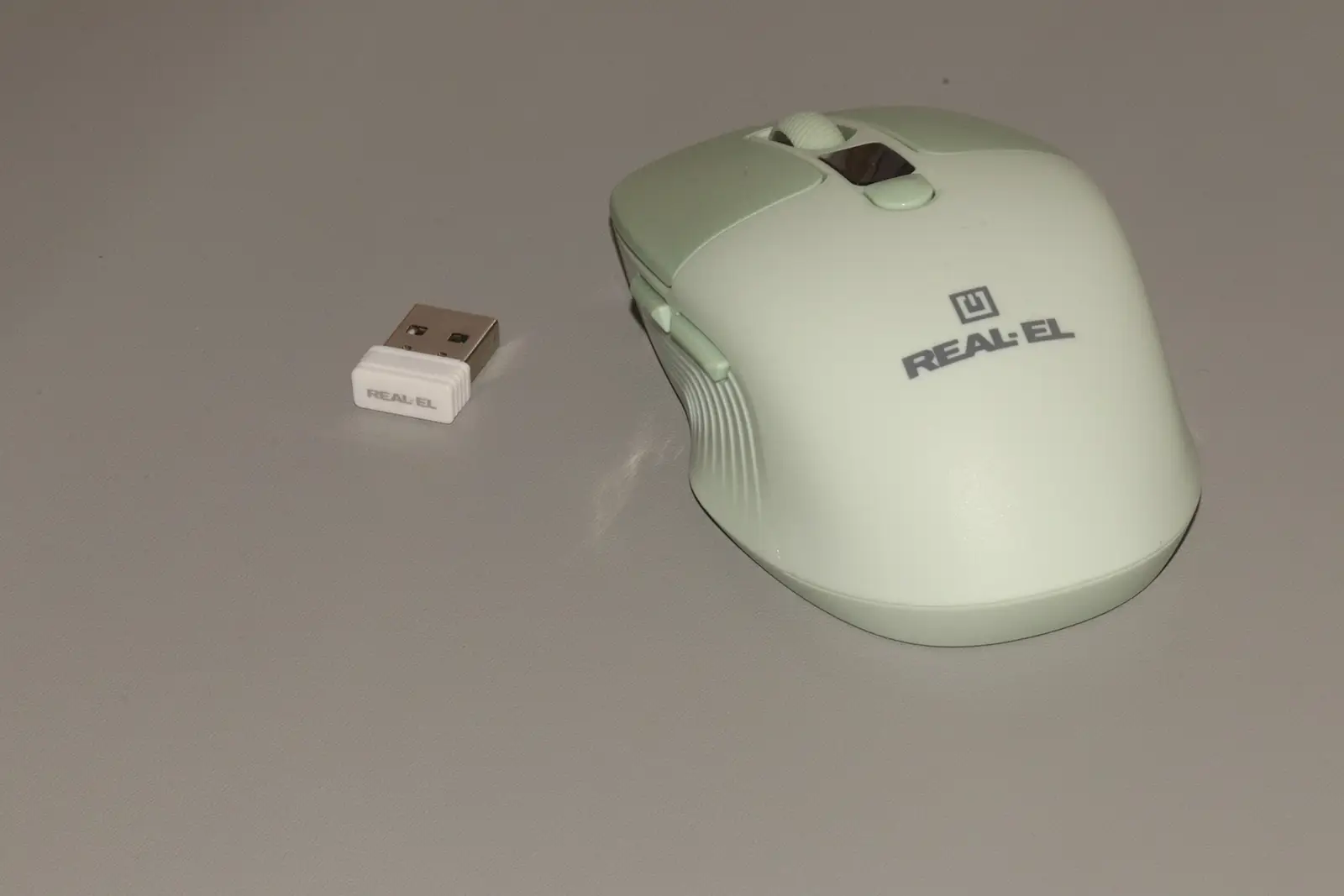 Review of REAL-EL RM-481W: Symmetrical Design, Built-in Display and Triple Connection