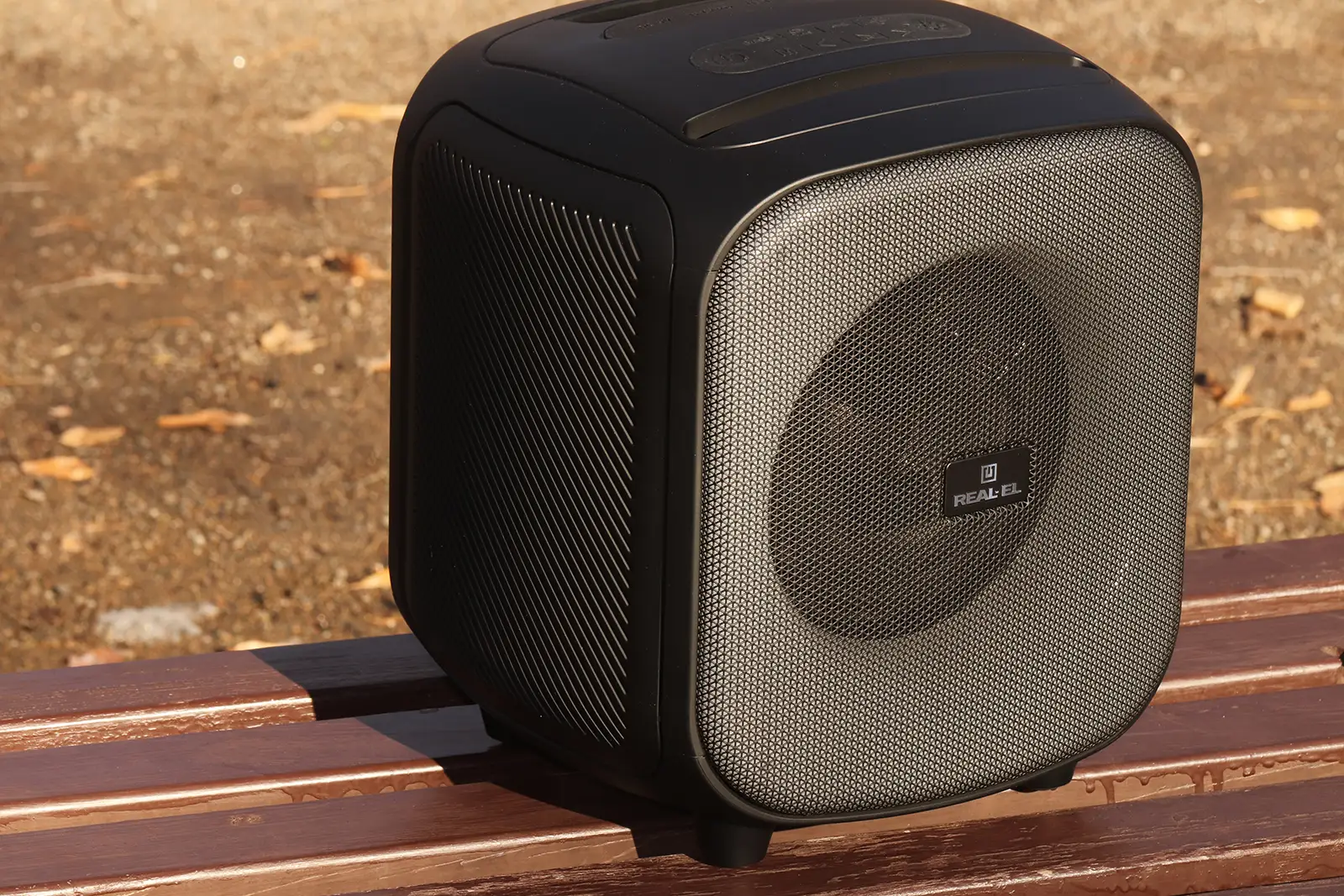 Review of REAL-EL X-760: 65 W boombox with 16-hour autonomy and RGB