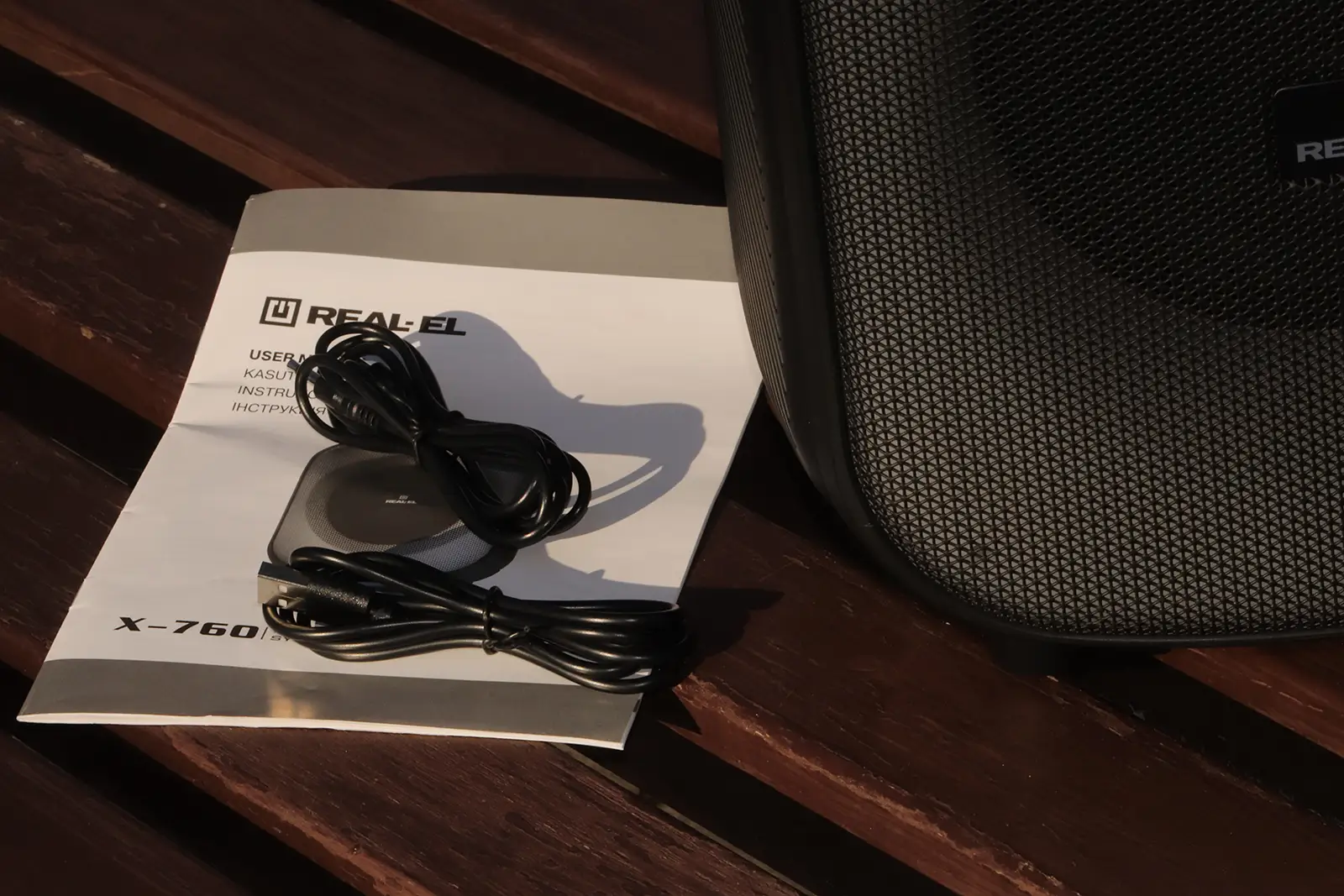 Review of REAL-EL X-760: 65 W boombox with 16-hour autonomy and RGB