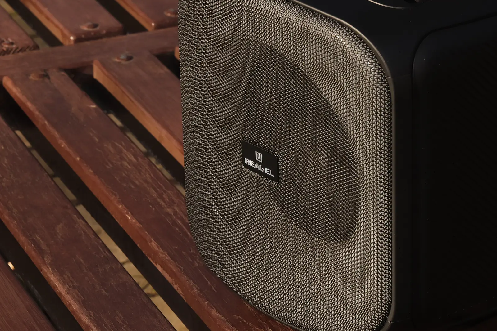 Review of REAL-EL X-760: 65 W boombox with 16-hour autonomy and RGB