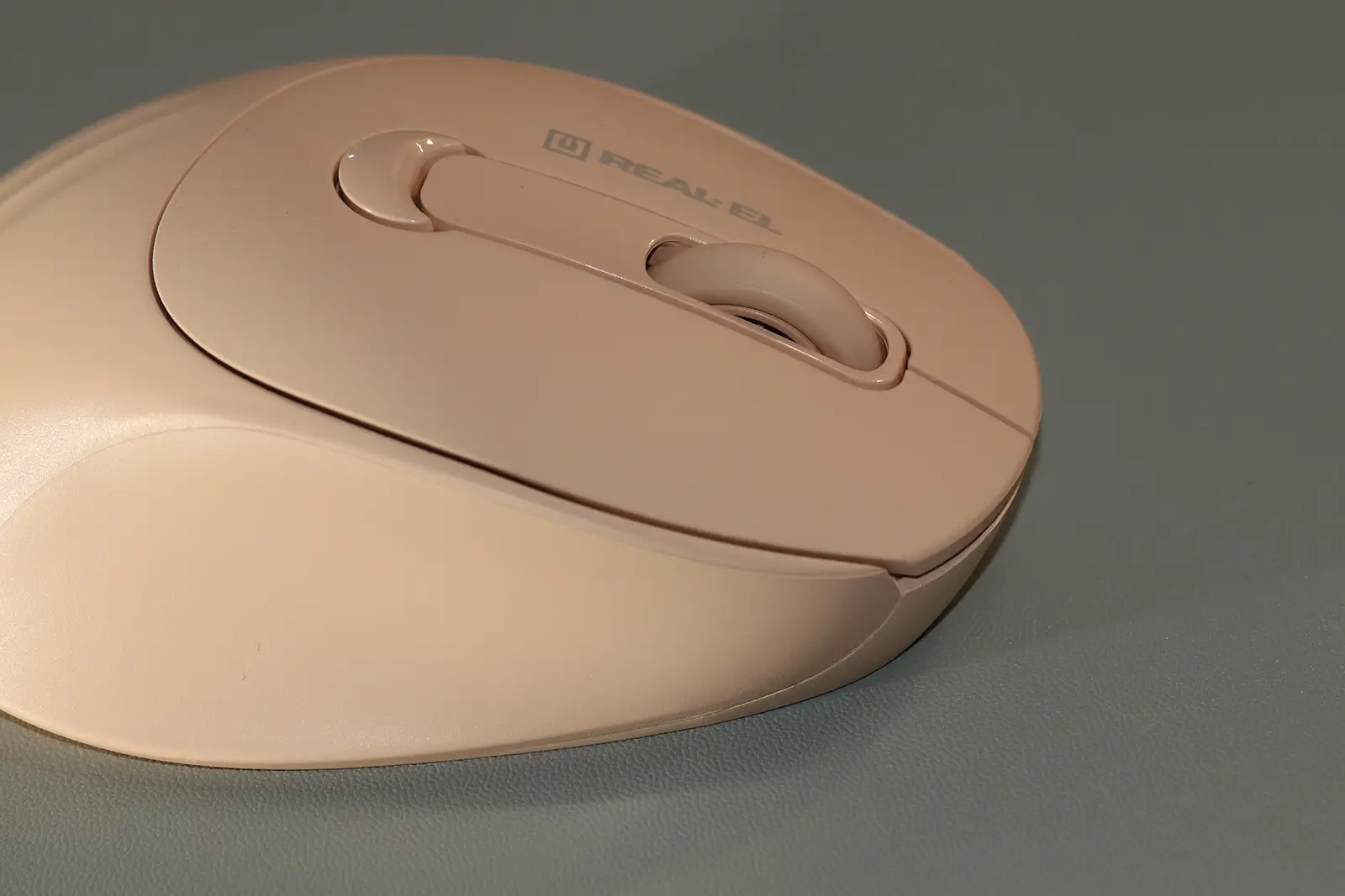 Your Girls' Charisma: Review of the REAL-EL RM-370W Wireless Mouse