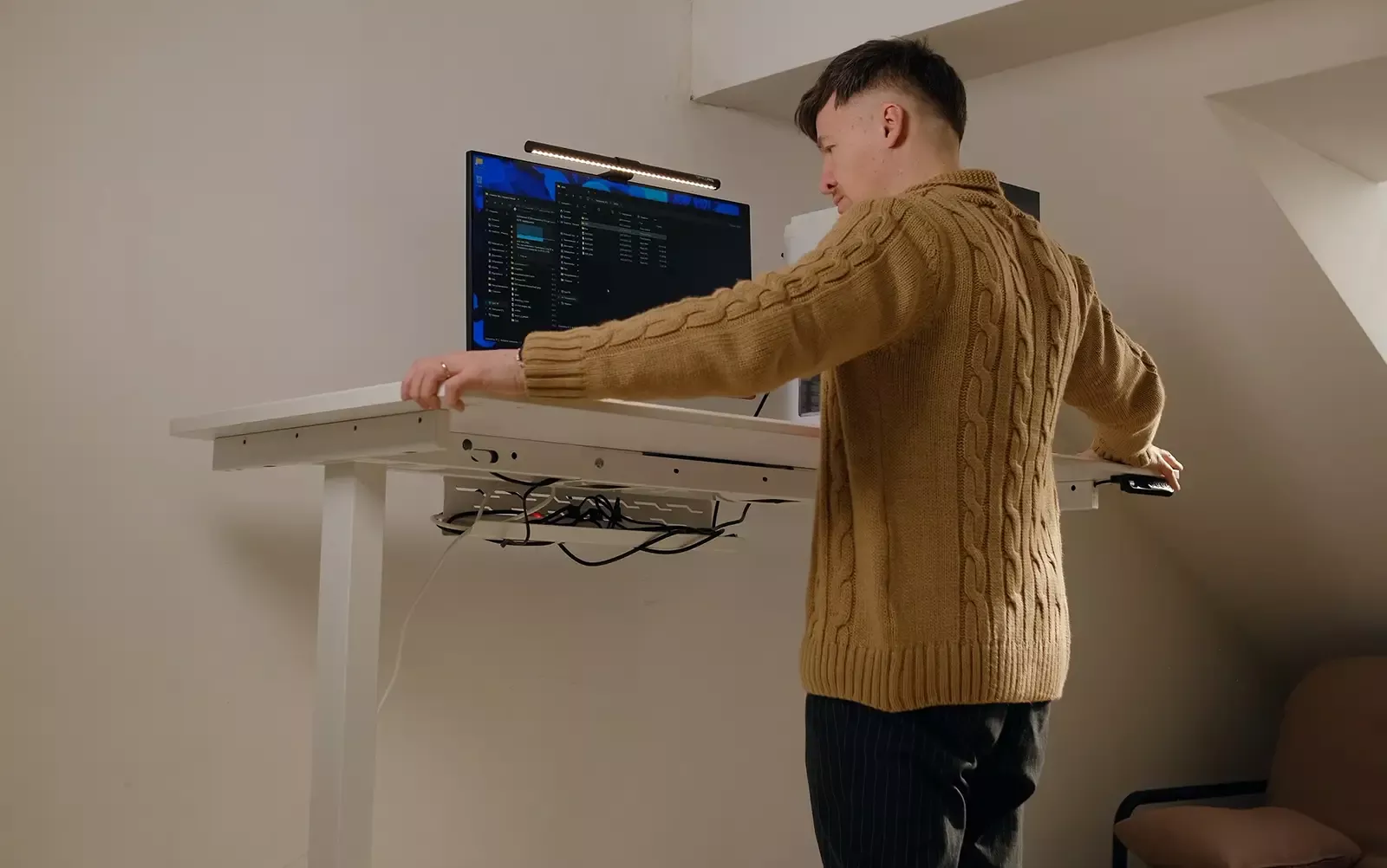 Cougar Royal 150 Elite White: premium electric desk without compromise
