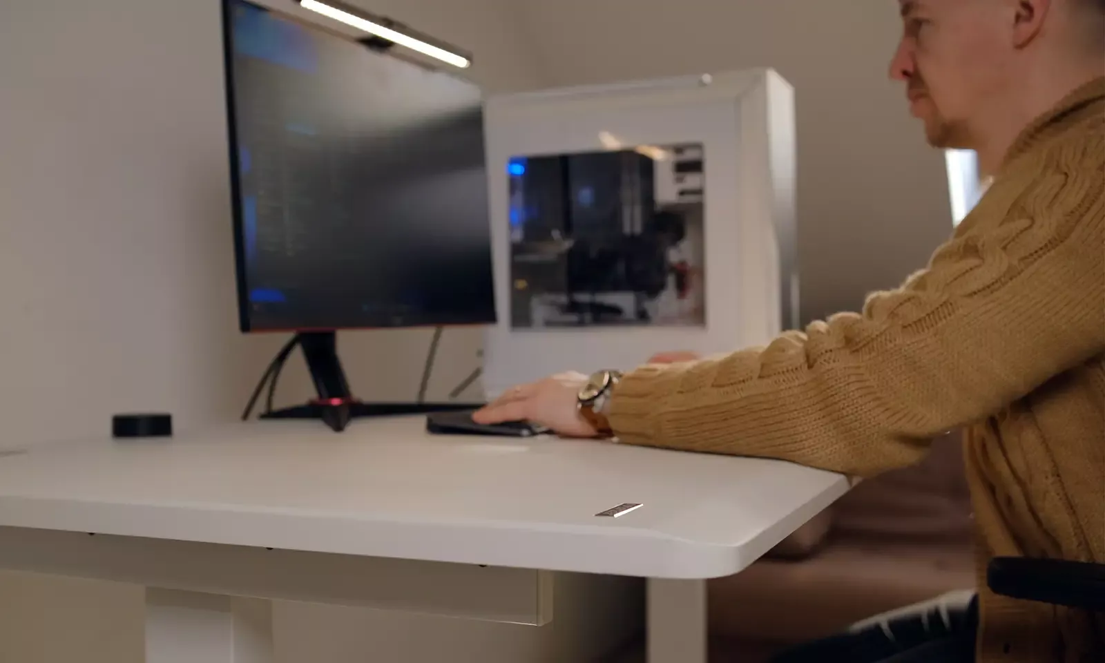 Cougar Royal 150 Elite White: premium electric desk without compromise