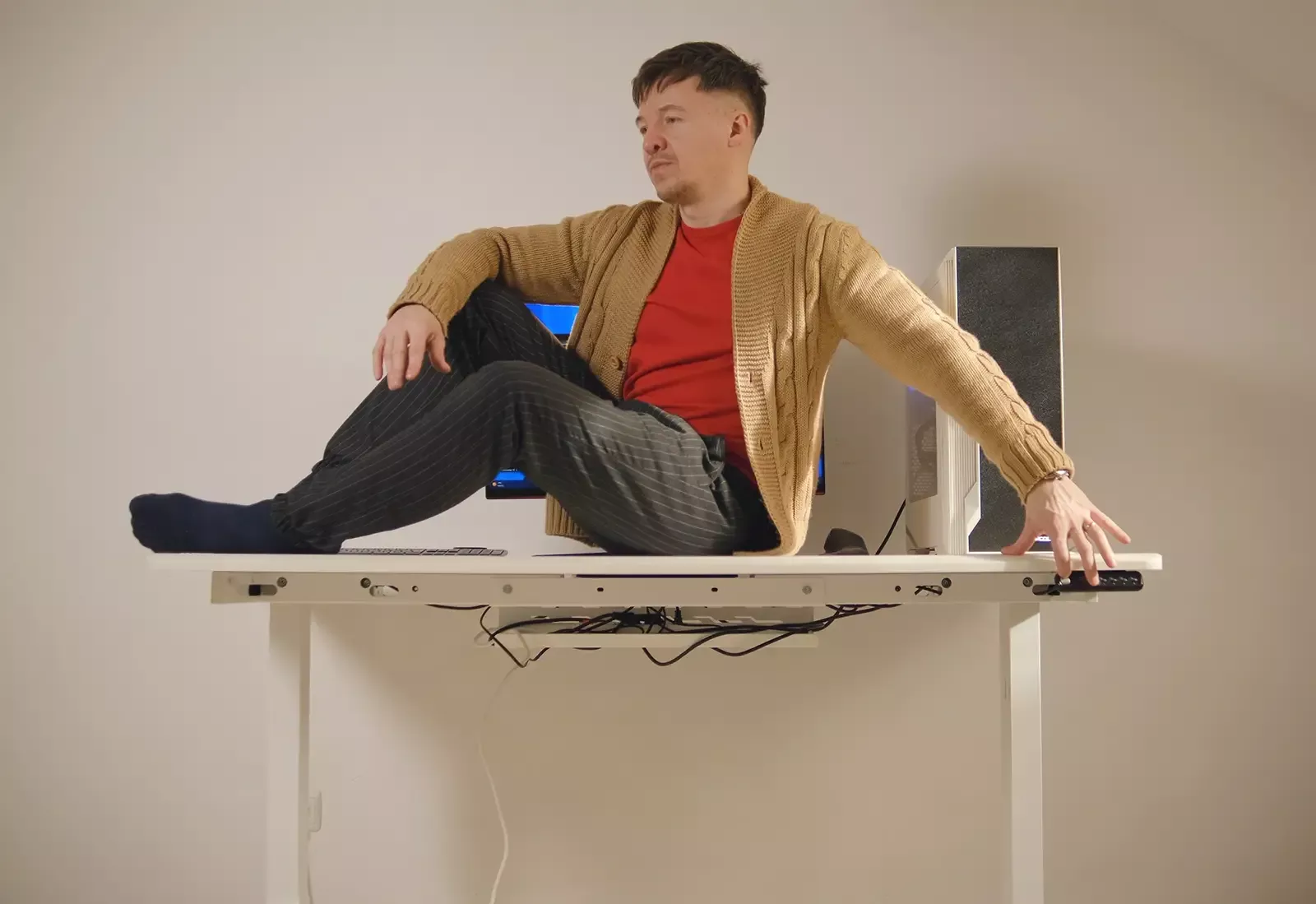 Cougar Royal 150 Elite White: premium electric desk without compromise