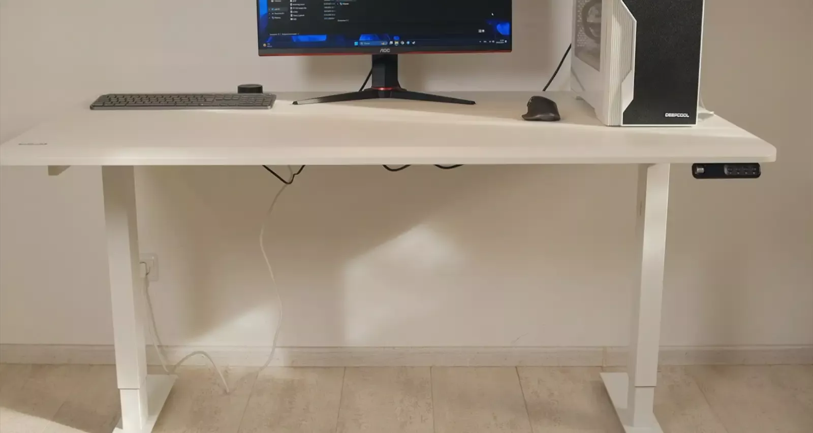 Cougar Royal 150 Elite White: premium electric desk without compromise