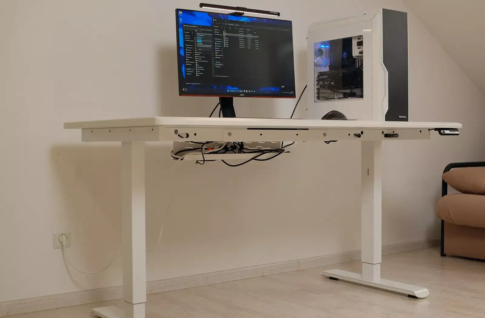 Cougar Royal 150 Elite White: premium electric desk without compromise