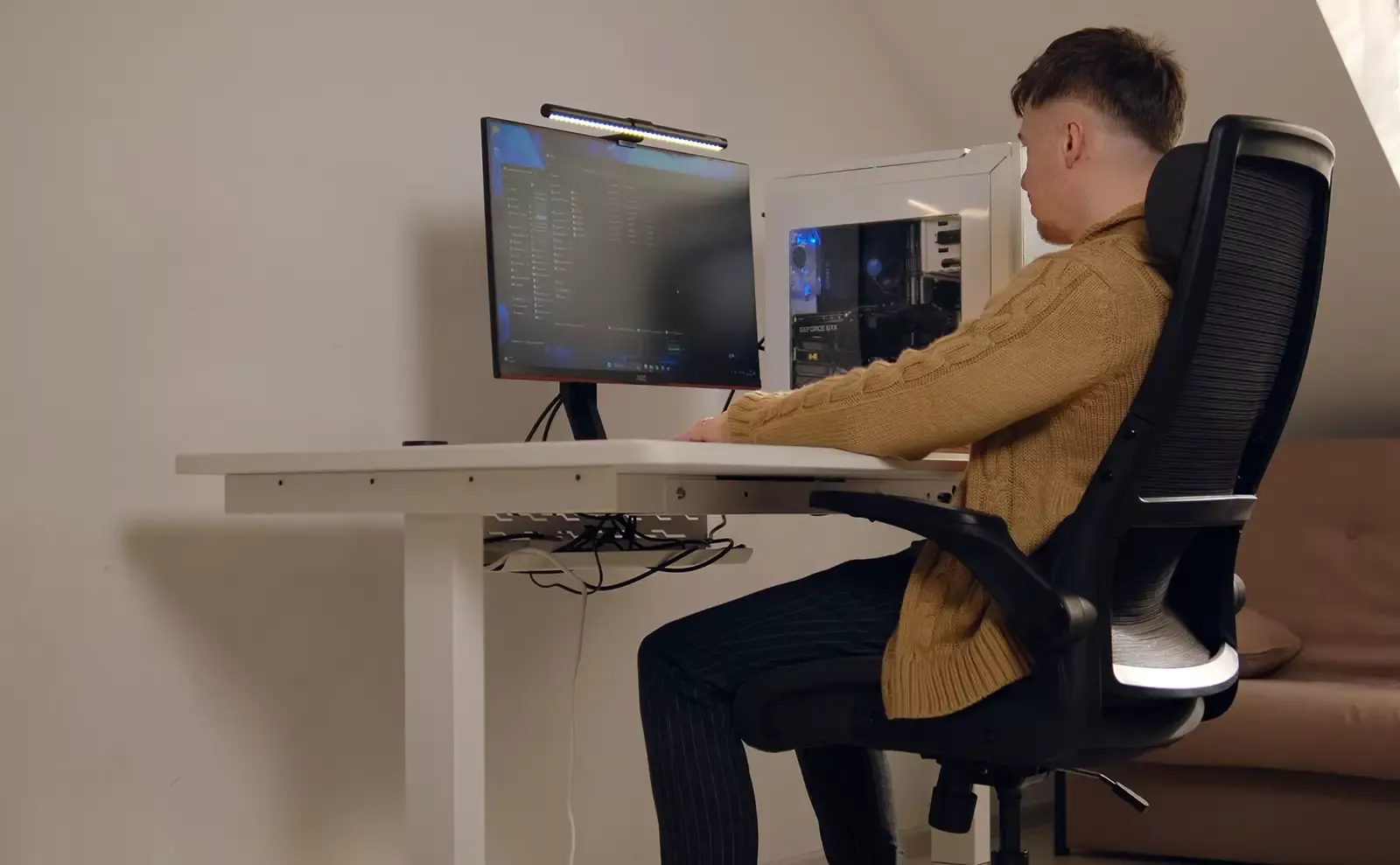 Cougar Royal 150 Elite White: premium electric desk without compromise