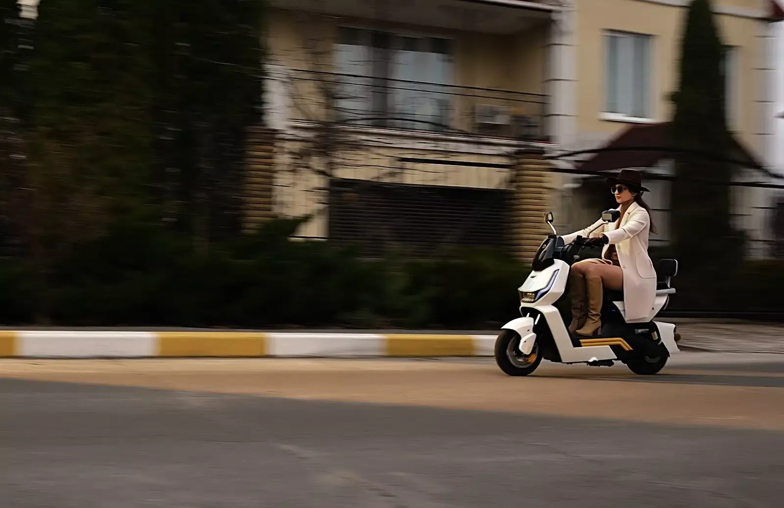 Футуризм на колесах: огляд електроскутера SUNRA DREAM 5
