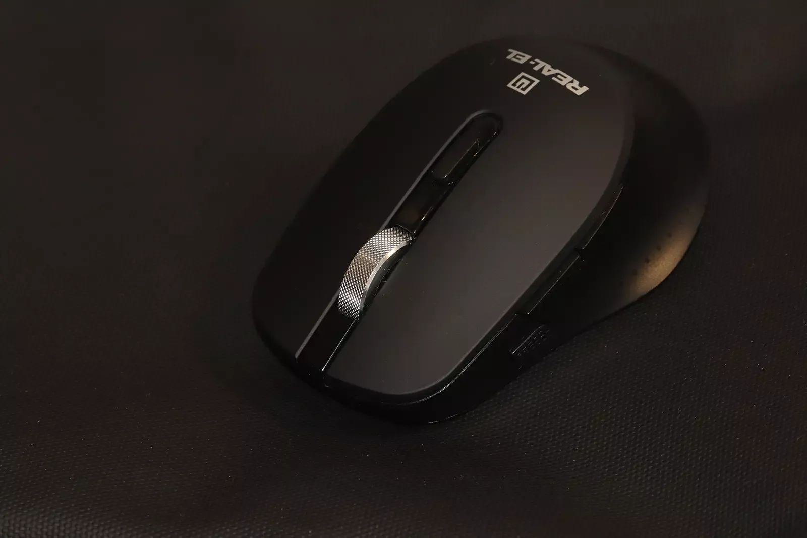 Review of the REAL-EL RM-380W mouse: symmetrical design and a quick access button to the desktop
