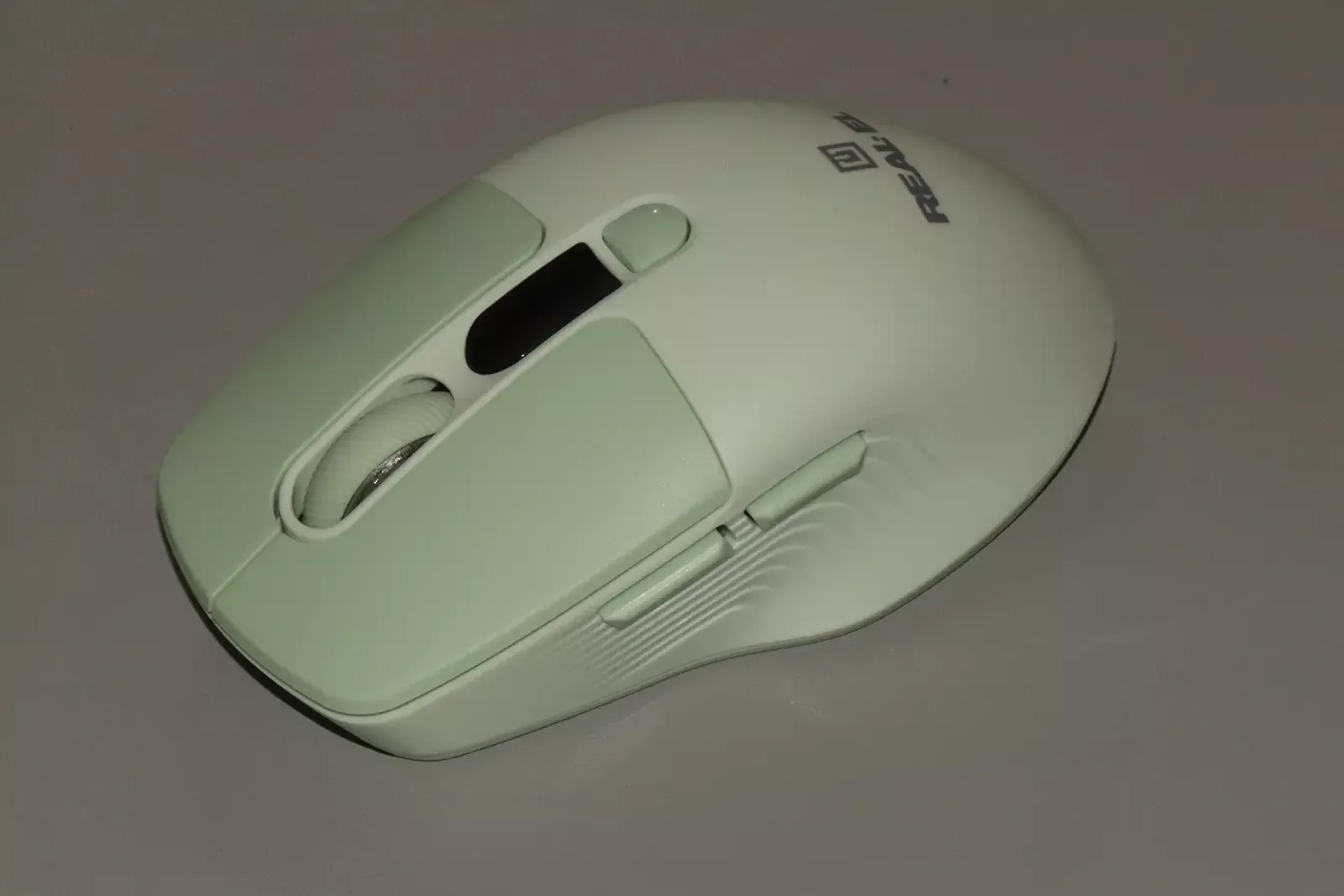 Review of REAL-EL RM-481W: Symmetrical Design, Built-in Display and Triple Connection