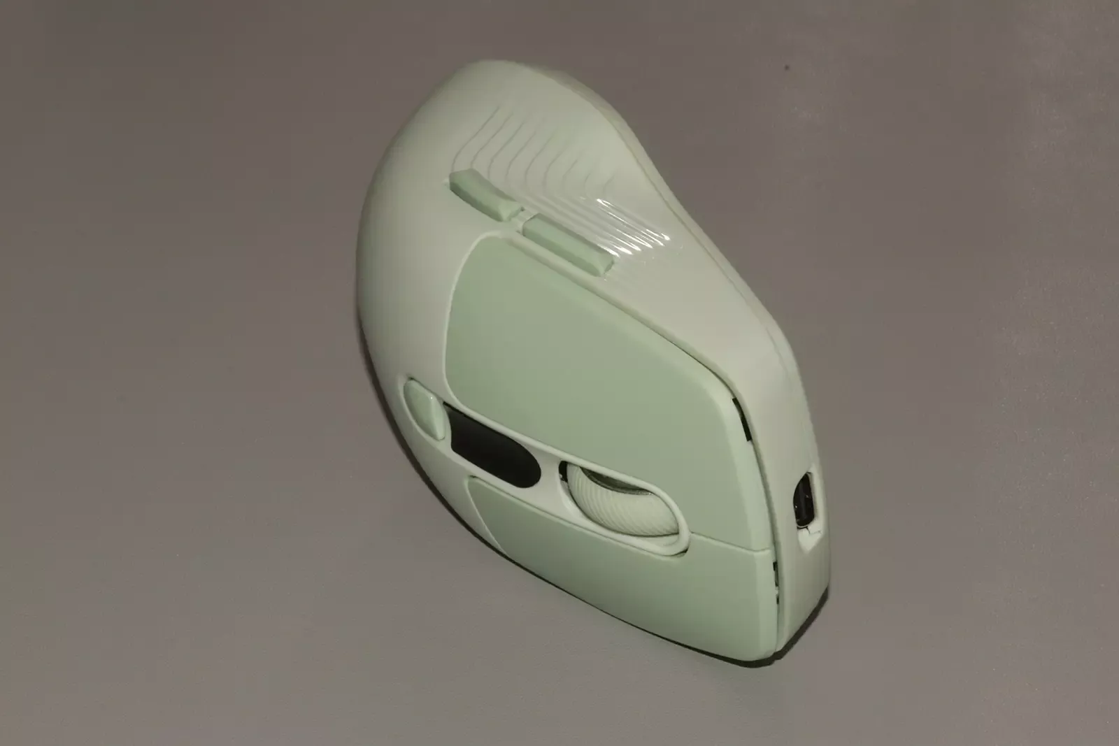 Review of REAL-EL RM-481W: Symmetrical Design, Built-in Display and Triple Connection