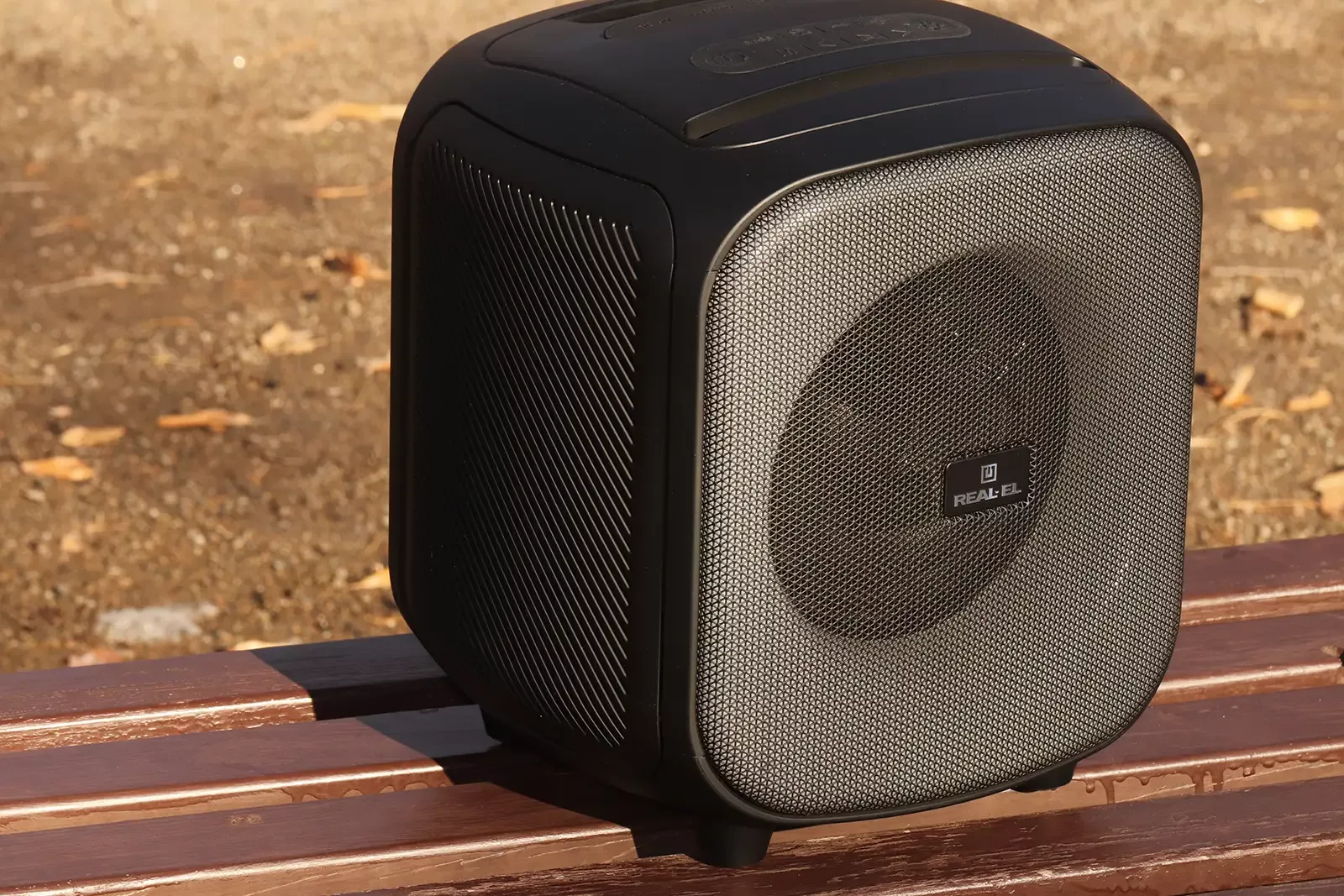 Review of REAL-EL X-760: 65 W boombox with 16-hour autonomy and RGB