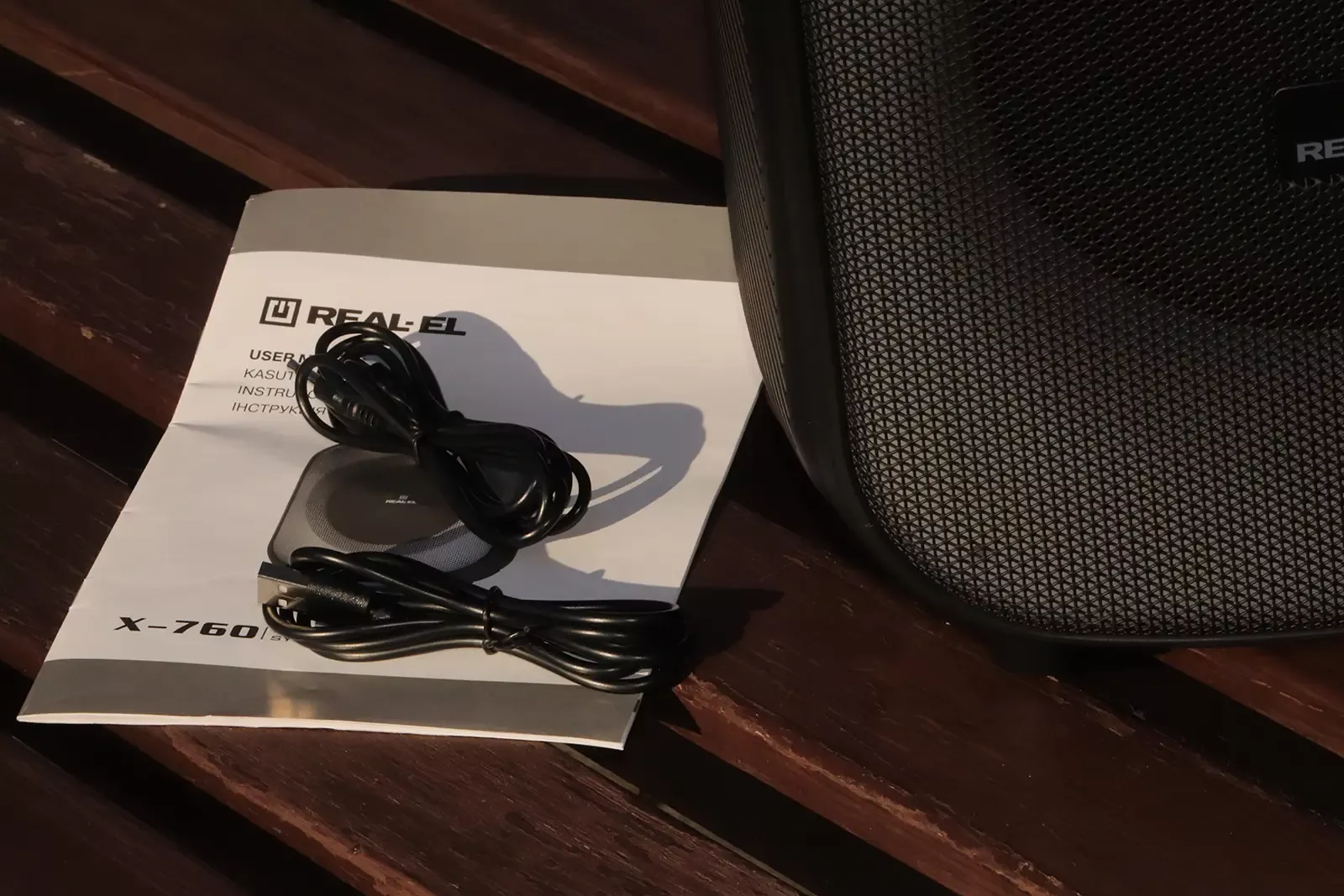 Review of REAL-EL X-760: 65 W boombox with 16-hour autonomy and RGB