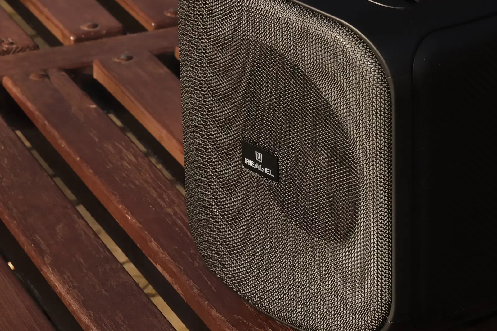 Review of REAL-EL X-760: 65 W boombox with 16-hour autonomy and RGB