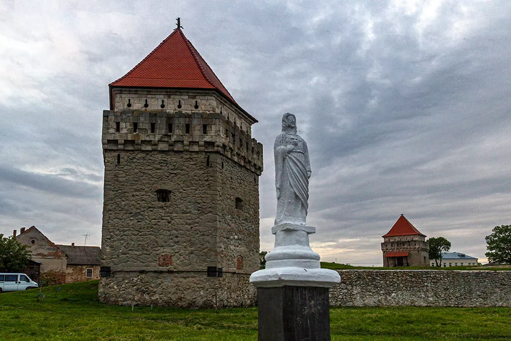 ➤ Скалатський замок і тричі зруйнований костел Цікаві місця • Пам'ятки • Що подивитись у Скалатський замок і тричі зруйнований костел?