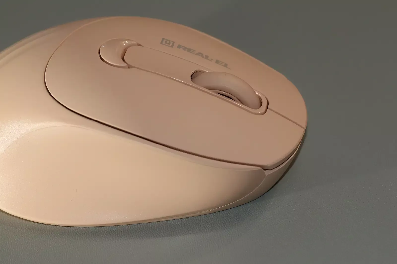 Твоя дівоча харизма: огляд бездротової мишки REAL-EL RM-370W