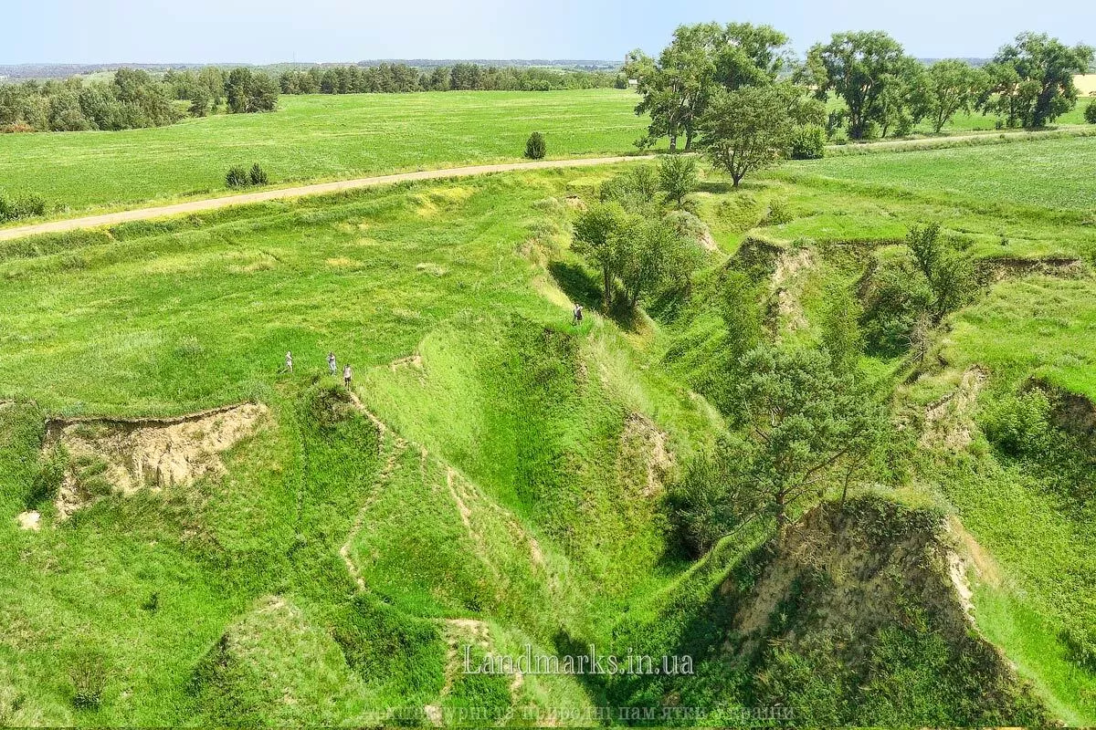 Казковий Яр лежить неподалік від дороги. Фотографії природи з квадрокоптеру