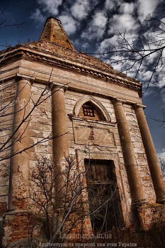 На Київщині руйнується унікальна усипальня у формі зикурата
