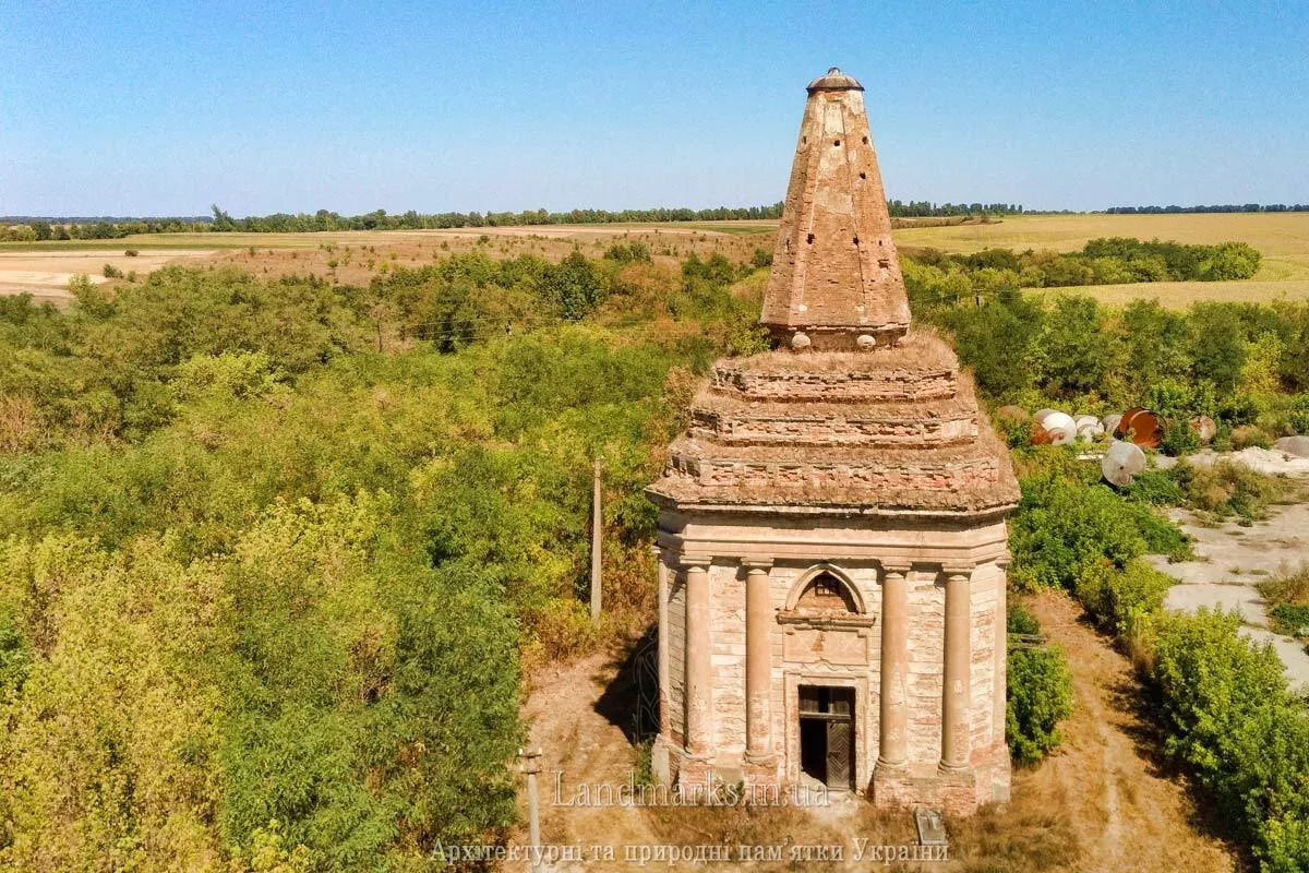 На Київщині руйнується унікальна усипальня у формі зикурата