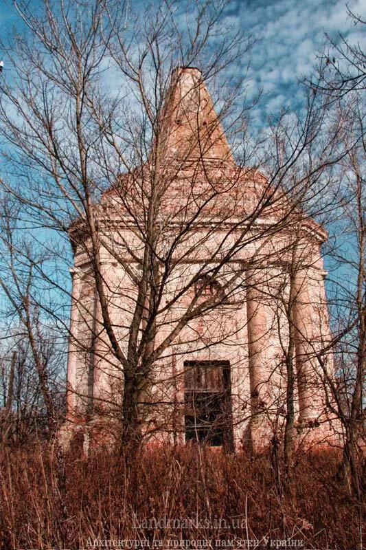 На Київщині руйнується унікальна усипальня у формі зикурата