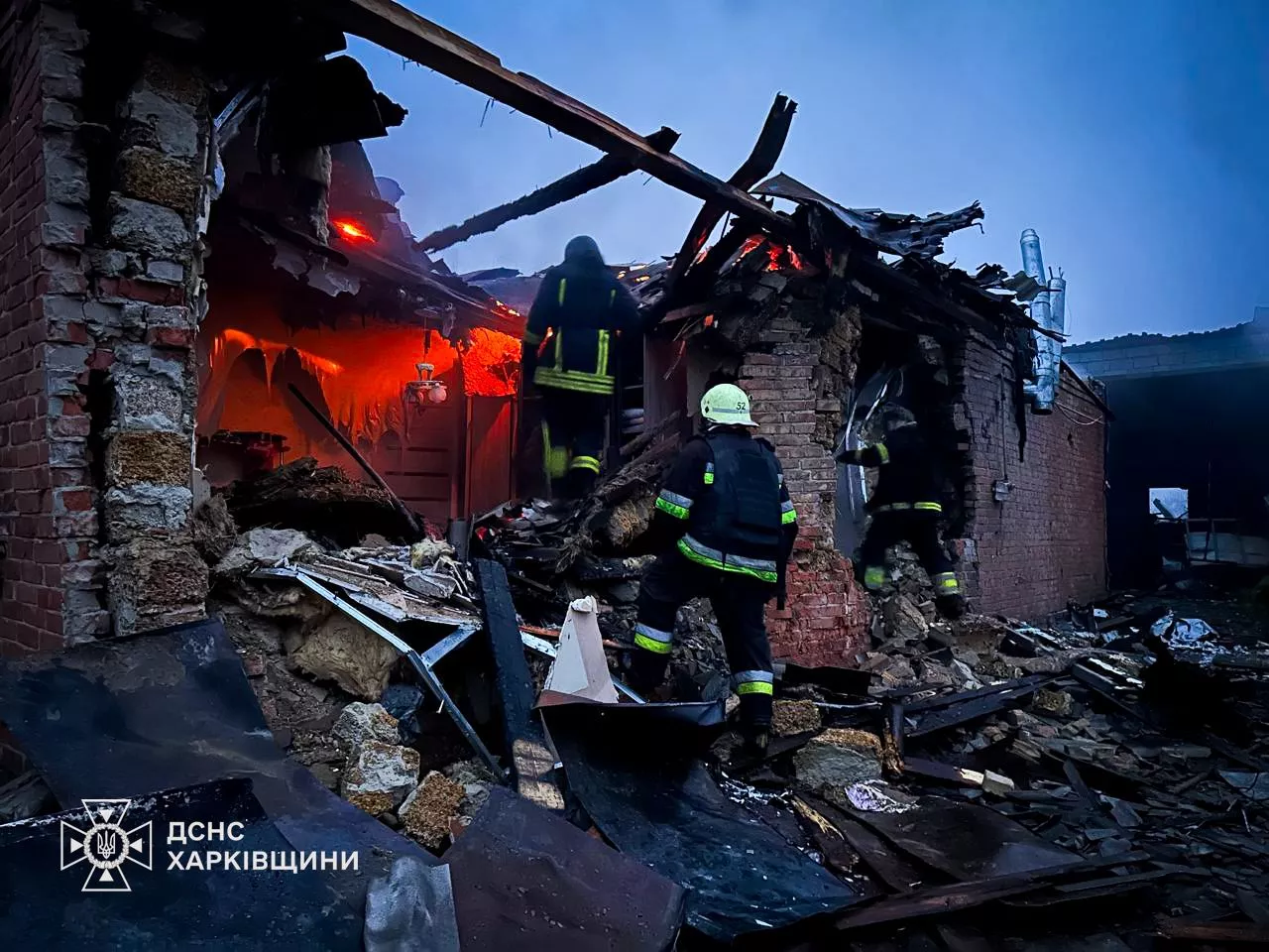 Харківщина під ударом дронів: у Золочеві після атаки БпЛА спалахнула пожежа, є постраждалі