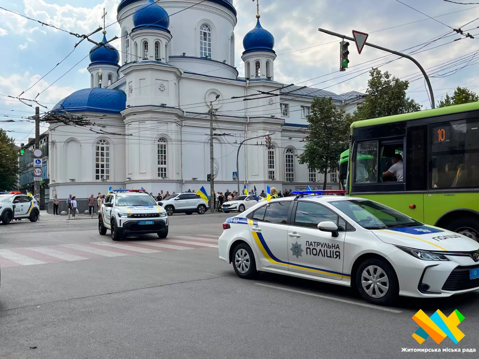 Житомир у жалобі: місто попрощалося з трьома офіцерами поліції, які загинули внаслідок ракетного удару