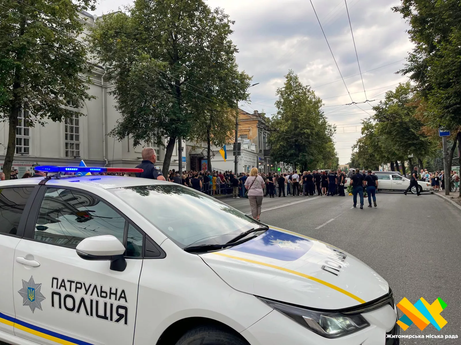 Житомир у жалобі: місто попрощалося з трьома офіцерами поліції, які загинули внаслідок ракетного удару