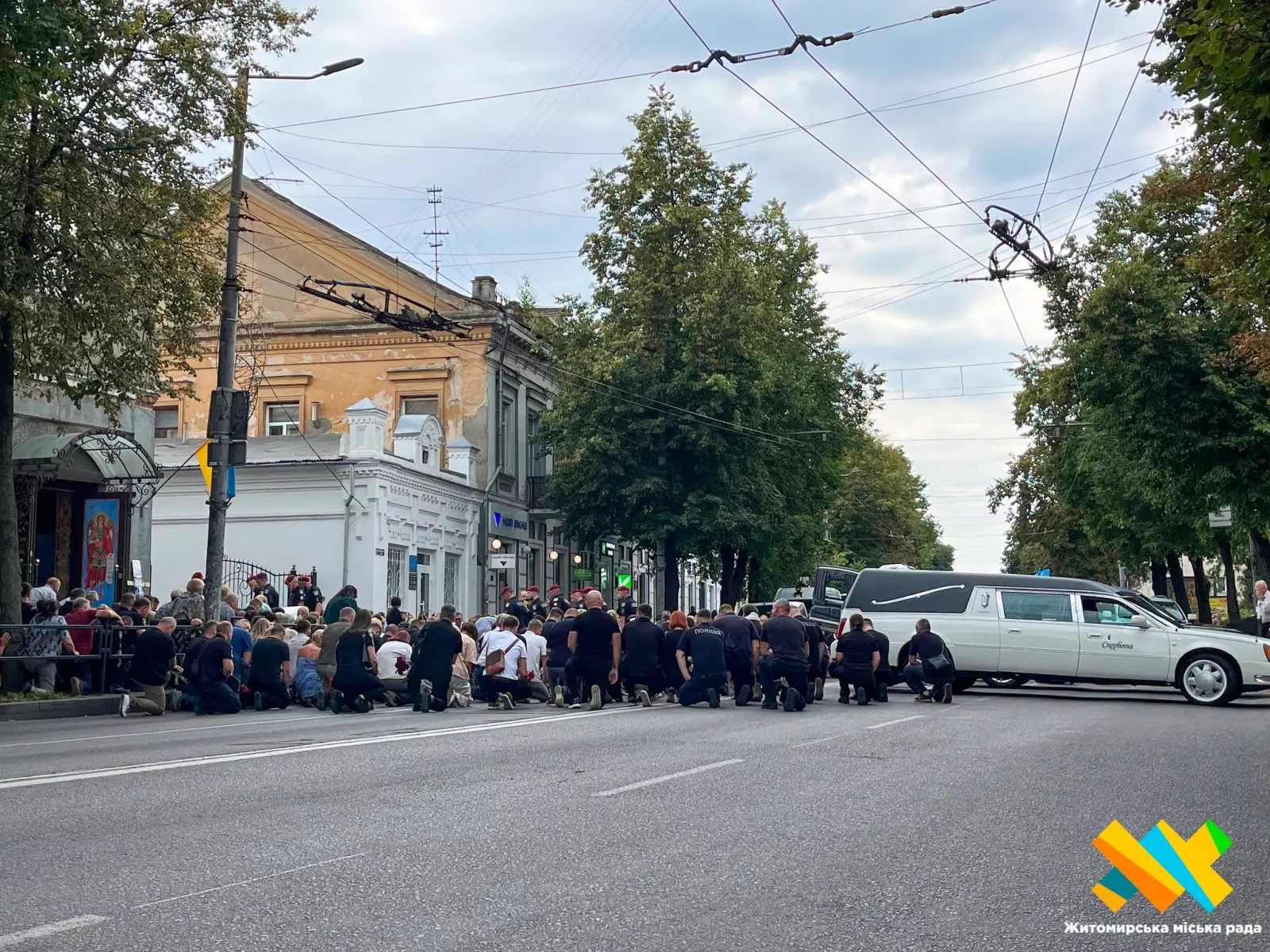 Житомир у жалобі: місто попрощалося з трьома офіцерами поліції, які загинули внаслідок ракетного удару