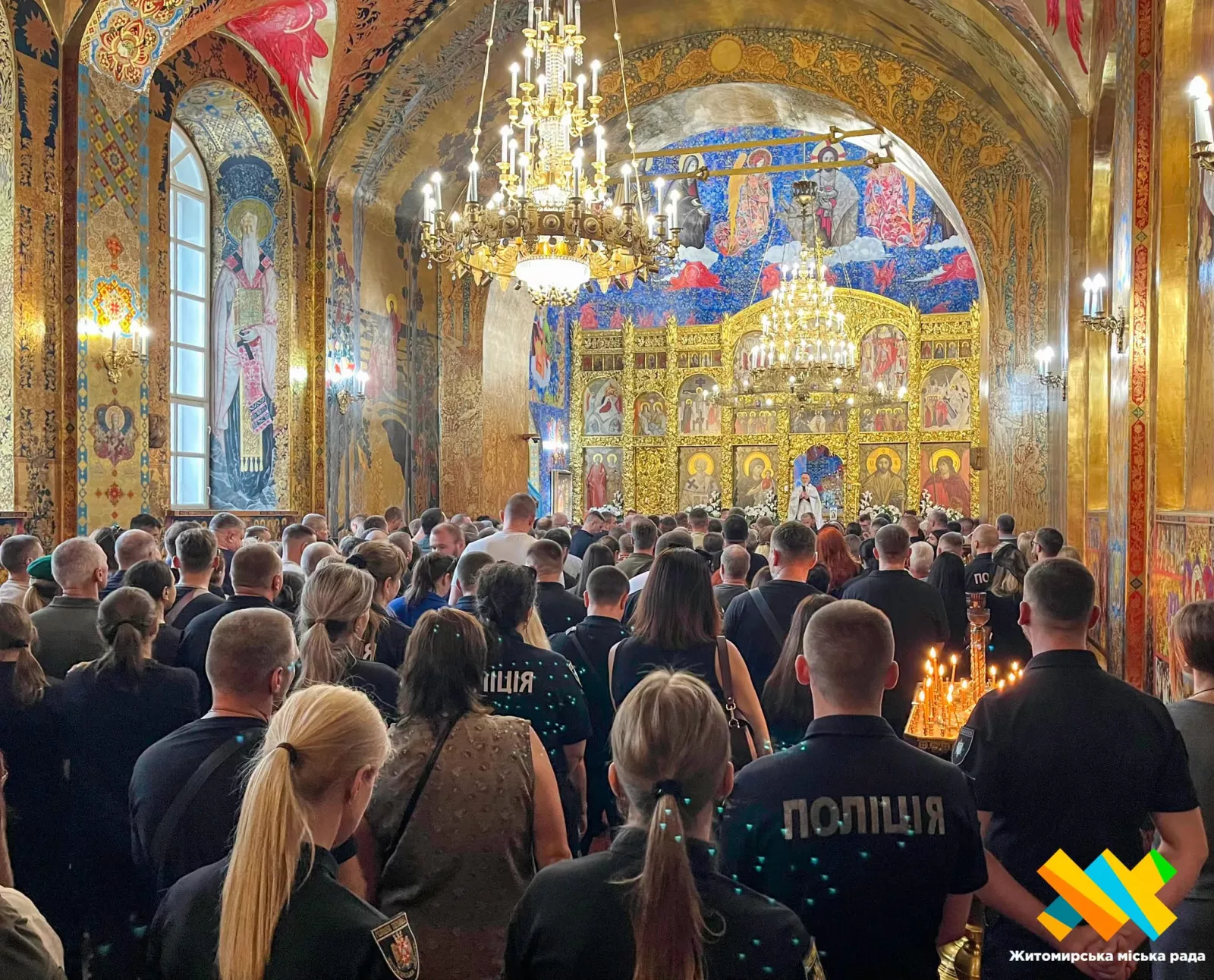 Житомир у жалобі: місто попрощалося з трьома офіцерами поліції, які загинули внаслідок ракетного удару
