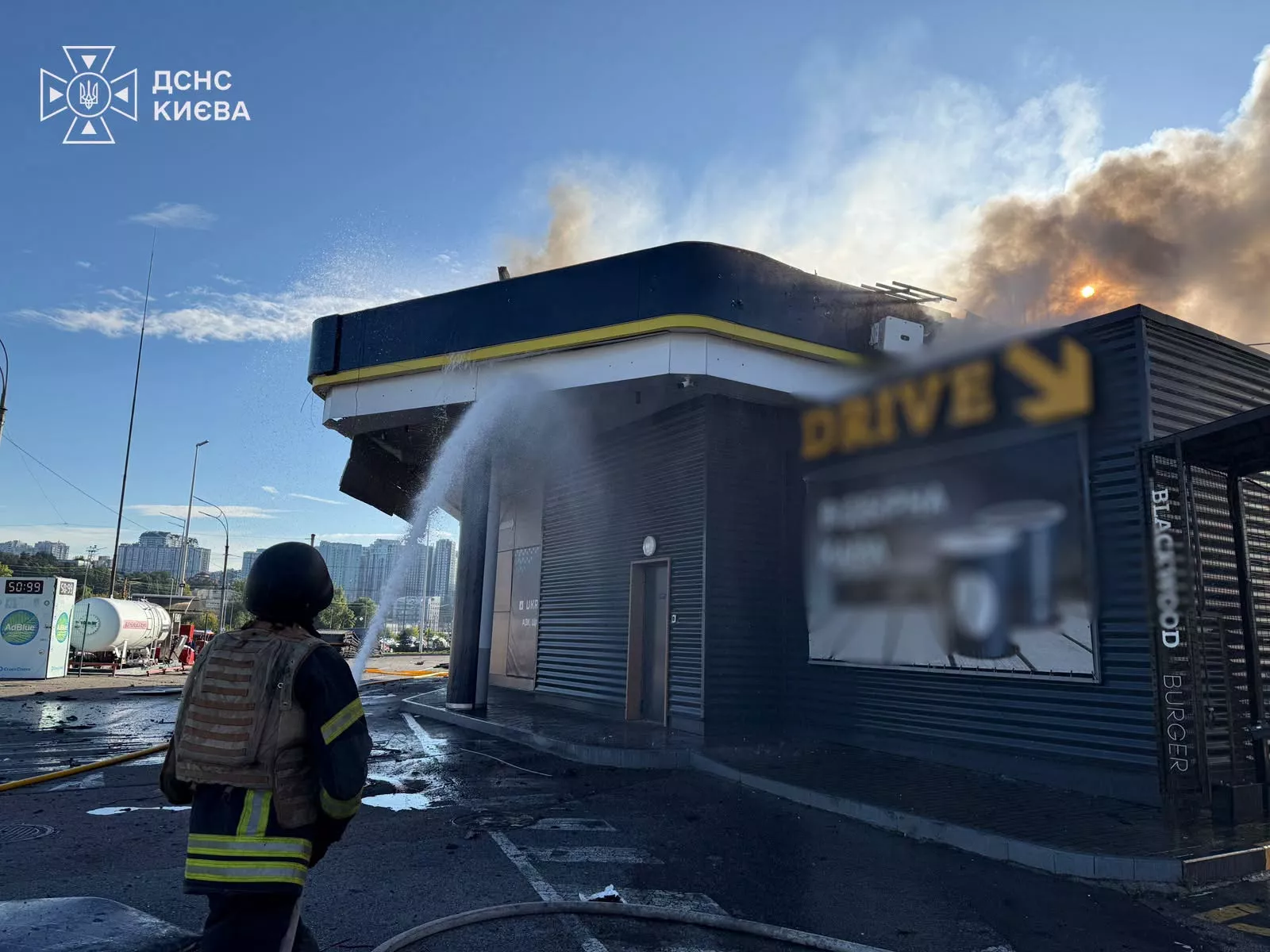 Росія вдарила по Києву реактивними дронами: пошкоджені АЗС і склади, є тяжко поранений
