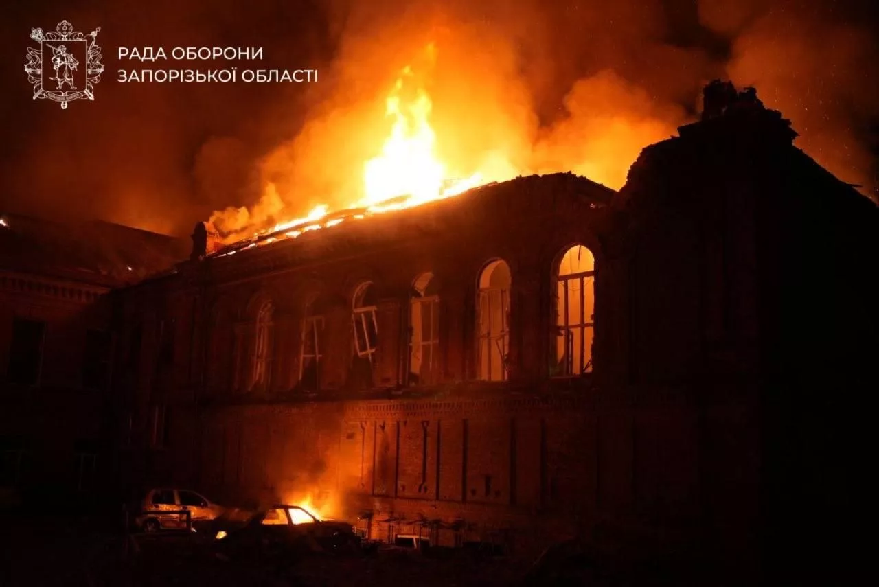 Росіяни вночі атакували Запоріжжя дронами: пошкоджені будинки, ТЦ та історичний корпус ЗНУ